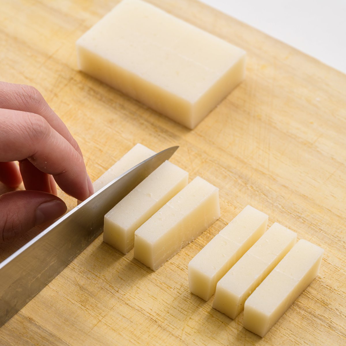 餅ちくわのバタぽん炒め】 餅は6等分に、ちくわは3等分に切る。ちくわ