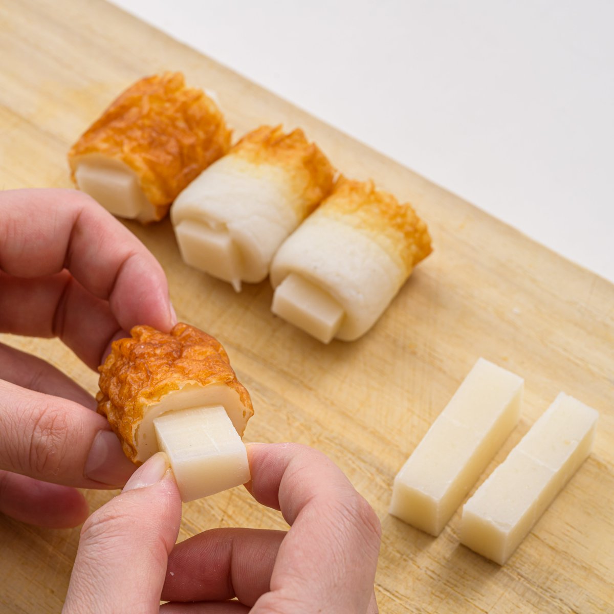 餅ちくわのバタぽん炒め】 餅は6等分に、ちくわは3等分に切る。ちくわ