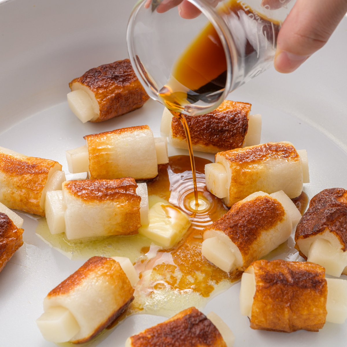 餅ちくわのバタぽん炒め】 餅は6等分に、ちくわは3等分に切る。ちくわ