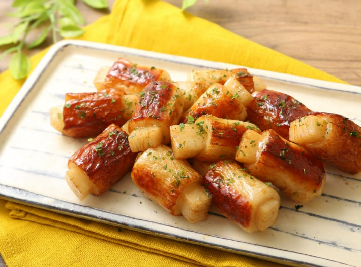 ミックちくわ 餅ちくわのバタぽん炒め】 餅は6等分に、ちくわは3等分に切る。ちくわ