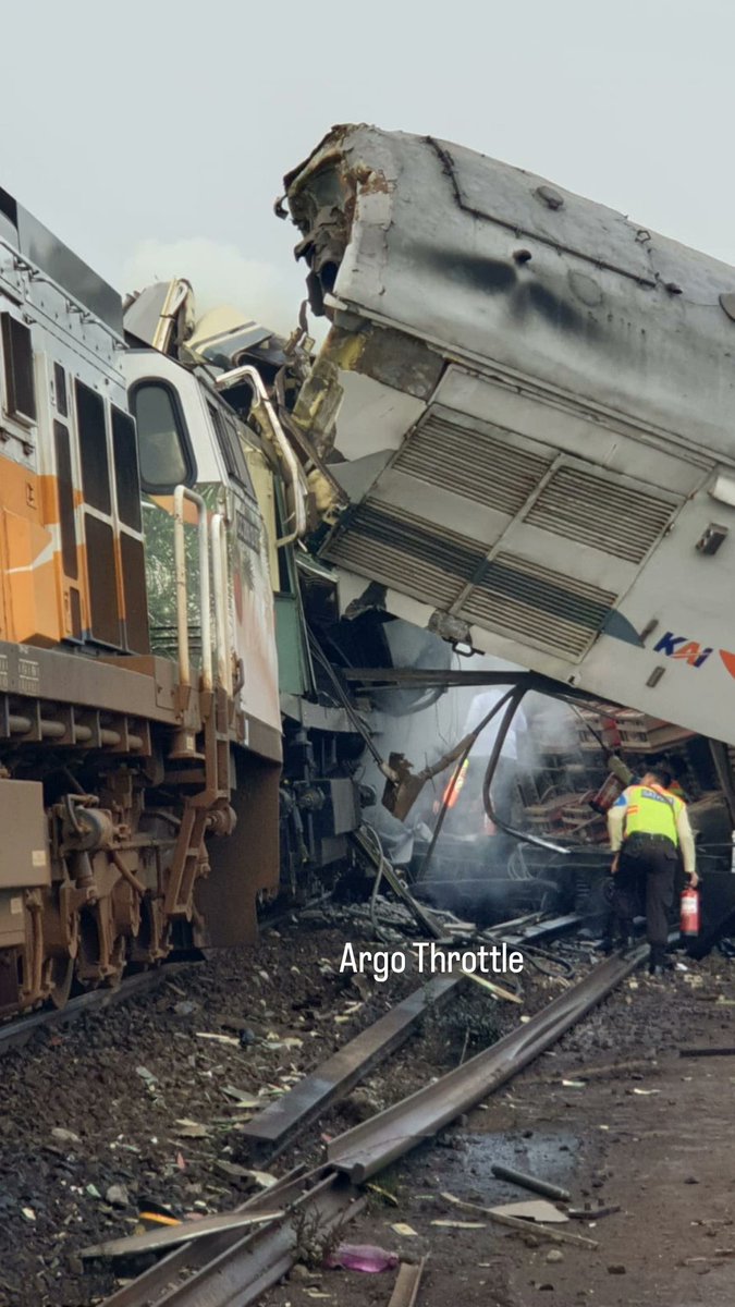 argothrottle's tweet photo. Kebetulan bapak dari temannya mimin adalah penumpang KA Turangga yang bertabrakan dengan KA CL Bandung Raya. Beliau mengirimkan foto ini (sudah diizinkan untuk diupload dengan WM)
Semoga dapat terevakuasi dengan baik @KAI121
#argothrottle #kai121 #fotosepur #turangga https://t.co/8CTfG6gz6Y