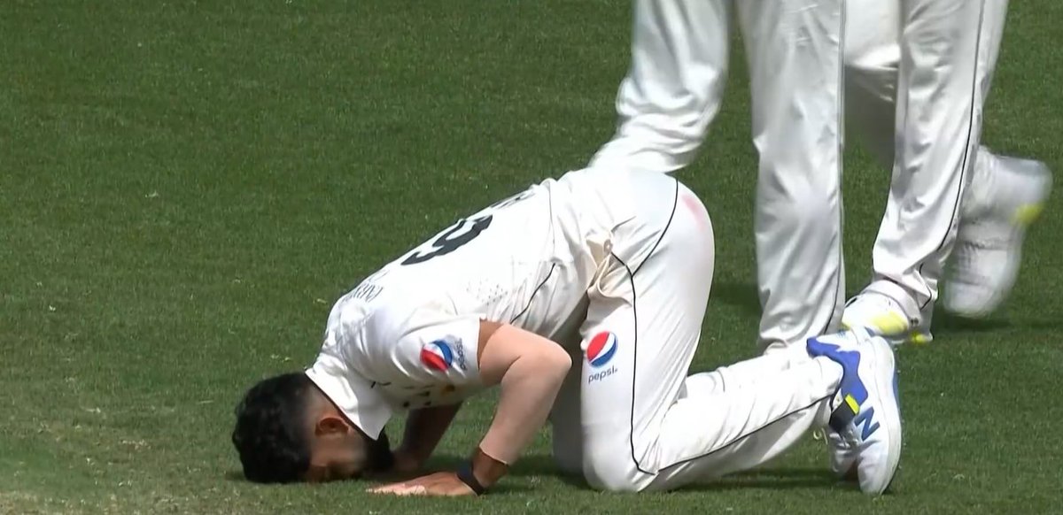 Six-wicket haul in Perth. 
Five wickets in Melbourne.
Six-wicket haul in Sydney.

Aamer Jamal - Remember the name. ✍️

#AUSvPAK #AUSvsPAK
#PAKvsAUS #PAKvAUS #BabarAzam #DartsWM
#INDvsSA #PDCWorldChampionship #Aamerjamal