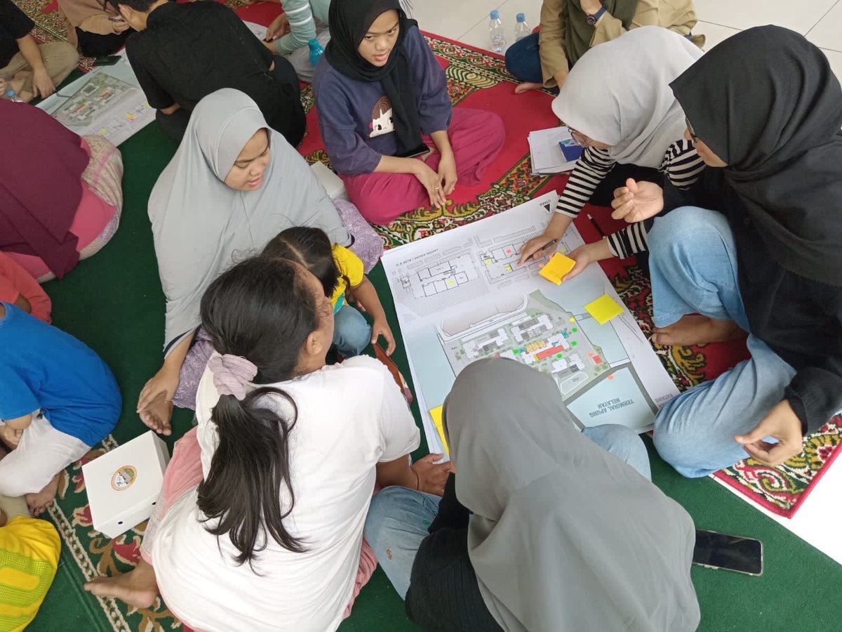 elisa_jkt's tweet photo. Siaran Pers:
Advokasi Hak Hunian Layak di Kampung Kota Jakarta
Menang Gold Medal World Habitat Awards 2024

Advokasi dan kolaborasi multipihak di kampung kota Jakarta dalam memenuhi hak atas hunian layak memenangkan anugerah tertinggi yaitu Gold Medal di ajang World Habitat Awards 2024. Ini adalah kerja bersama antara kurang lebih 20 kampung kota yang tergabung dalam Jaringan Rakyat Miskin Kota, Urban Poor Consortium (UPC), Rujak Center for Urban Studies (RCUS), dan didukung juga oleh ASF Indonesia, AKUR, Departemen Arsitektur Universitas Indonesia, serta Pemerintah Provinsi DKI Jakarta. 

Ini adalah pertama kalinya Indonesia mendapatkan anugerah Gold Medal di World Habitat Awards, setelah sebelumnya Arkom Indonesia di 2021 mendapatkan Bronze Medal untuk proyek rehabilitas dan pembangunan kembalii permukiman pasca gempa Palu. 

Setelah kampung kota Jakarta mengalami gelombang penggusuran paksa pada tahun 2014-2016, warga kampung kota yang tergabung dalam Jaringan Rakyat Miskin Kota, bangkit dan berjejaring serta melakukan berbagai advokasi bekerja sama dengan berbagai lembaga, termasuk RCUS dan UPC, dengan tujuan untuk merebut hak atas hunian layak. Hak atas Hunian Layak adalah mandat konstitusi seperti tercantum dalam Pasal 28H UUD 1945 dan telah diratifikasi dalam UU 11/2005 tentang Ratifikasi Konvensi Internasional tentang Hak Ekonomi Sosial dan Budaya. 

Upaya advokasi bersama di kampung kota Jakarta terwujud dalam berbagai strategi, antara lain advokasi dan kampanye multilevel, penataan mandiri, advokasi kebijakan, pengorganisasian antar kampung, desain dan perencanaan, kegiatan kesenian dan kebudayaan, serta litigasi. 

Kegiatan advokasi dan kampanye multilevel termasuk dengan mengundang UN Special Rapporteur Leilani Farha di September 2016 untuk melihat langsung korban penggusuran paksa dan solusi warga dalam mencegah penggusurah di Jakarta. Advokasi dan kampanye bekerja sama dengan berbagai universitas dalam dan luar negeri, jurnalis, seniman hingga pembuat film agar terus menyuarakan apa yang terjadi di kampung kota Jakarta. 

Warga kampung kota juga mengorganisir diri dalm menyusun kontrak politik dengan Calon Gubernur (masa itu) Anies Baswedan jelang Pilkada DKI Jakarta 2017, yang akhirnya menghasilkan konsep Community Action Planning di Jakarta dan mendorong terbitnya Peraturan Gubernur 90/2018 tentang Peningkatan Kualitas Permukiman dalam Rangka Penatawan Kawasan Permukiman Terpadu dengan total penerima manfaat adalah 220 RW. Advokasi kebijakan lain adalah keberhasilan kampung untuk mendorong revisi pada Rencana Detil Tata Ruang, sehingga kampung kota menjadi terakomodasi dalam Pergub 32/2022 tentang Rencana Detil Tata Ruang. Sekitar 12 kampung kota Jakarta telah mendapatkan IMB Sementara secara kolektif berbasiskan koperasi.
 
Secara khusus, penghargaan ini memberikan perhatian kepada 2 proyek dalam program advokasi ini, yaitu penataan hunian mandiri oleh Komunitas Anak Kali Ciliwung (KAKC) dan pembangunan kembali Kampung Susun Akuarium. KAKC telah berulang kali mendapatkan ancaman penggusuran paksa, yang kemudian dijawab oleh KAKC dan bekerja sama dengan JRMK, UPC, ASF Indonesia, Departemen Arsitektur Universitas Indonesia melakukan penataan mandiri dengan memotong bangunan sehingga menghasilkan ruang publik sepanjang sungai. KAKC mendorong lahirnya gagasan Kampung Inspeksi, dimana seluruh elemen kampung, baik ruang dan warganya menjaga dan merawat kali. 

Pasca penggusuran paksa 11 April 2016, warga Kampung Akuarium gigih berjuang untuk membangun kembali kampungnya. Didampingi oleh JRMK, UPC dan RCUS, warga Kampung Akuarium melakukan berbagai terobosan antara lain, pembangunan hunian sementara bagi korban penggusuran paksa, desain partisipatif yang menghasilkan konsep kampung susun. Selain itu terobosan lain adalah pembentukan koperasi yaitu Koperasi Aquarium Bangkit Mandiri sebagai alat untuk menyejahterahkan warga dan embrio koperasi perumahan. Terobosan oleh Pemprov DKI Jakarta yaitu penggunaan dana hunian berimbang yang didapat dari kewajiban developer untuk membangun hunian secara partisipatif. 

Jakarta telah lama dikenal sebagai kota yang tidak ramah untuk warga miskin dan kampung kota, dan melekatkan stigma keduanya. Karena itu kami mengapresiasi Pemerintah Provinsi DKI Jakarta, khususnya kepada Gubernur Anies Baswedan, Asisten Pembangunan dan Lingkungan Hidup, Asisten Pemerintah dan Kepala Dinas Perumahan, serta Tim Gubernur untuk Percepatan Pembangunan DKI Jakarta 2017-2022, yang membuka ruang diskusi dan terobosan kebijakan hingga terjadi perubahan. 

Secara khusus, Dewan Juri World Habitat Awards 2024, memberikan berbgai apresiasi kepada kerja bersama ini. Antara lain, Maimunah Mohd Sharif, Direktur Eksekutif UN Habitat (lembaga PBB yang bergerak di isu permukiman dan perumahan), menyatakan pujiannya terhadap kemitraan berbagai pihak dan keterlibatan warga sedini mungkin, termasuk keputusan untuk memanfaatkan kebijakan dan pendekatan politik untuk mendorong perubahan. Beliau juga mengapresiasi penggunaan koperasi untuk memberikan solusi tanah, mengurangi spekulasi dan memperkuat keamanan bermukim. 

Sementara Leilani Farha, Direktur The Shift dan Pelapor Khusus PBB untuk Hak atas Hunian Layak 2014-2019, menyatakan Advokasi Hak atas Hunian Layak di Jakarta sebagai terobosan fantastis yang memberikan ruang bagi warga yang berisiko digusur dan telah tergusur, untuk melakukan advokasi bagi perubahan hukum dan politik yang signifikan. Terobosan ini berakar kuat pada pendekatan hak asasi manusia dengan fokus pada perubahan sistemis, keterlibatan masyarakat, dan jaminan keamanan bermukim. Ini adalah aspek-aspek mendasar dari hak atas perumahan. Saya menyadari bahwa keterlibatan masyarakat sering kali tidak terpusat pada pekerjaan perumahan, sehingga saya sangat terkesan dengan aspek proyek ini.

Sejak 1986, World Habitat Award adalah anugerah tahunan di bidang perumahan dan permukiman yang diberikan oleh World Habitat, bekerja sama dengan UN Habitat. Selain Advokasi Hak atas Hunian Layak di Jakarta, Gold Medal juga diberikan kepada Energiesprong, proyek adaptasi hunian yang berwawasan iklim. 

Kontak: Dian (Rujak Center for Urban Studies), 082110349707

@rujakrcus
@JRMK_Jakarta 
@Urbanpoor