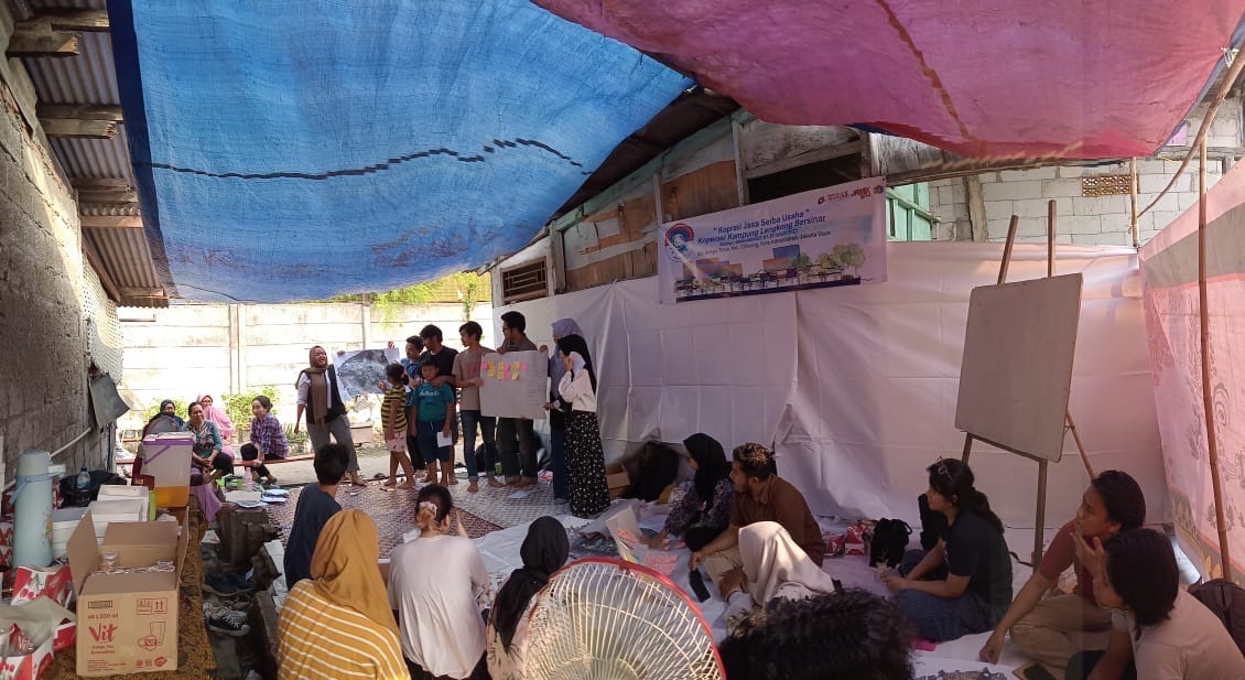 elisa_jkt's tweet photo. Siaran Pers:
Advokasi Hak Hunian Layak di Kampung Kota Jakarta
Menang Gold Medal World Habitat Awards 2024

Advokasi dan kolaborasi multipihak di kampung kota Jakarta dalam memenuhi hak atas hunian layak memenangkan anugerah tertinggi yaitu Gold Medal di ajang World Habitat Awards 2024. Ini adalah kerja bersama antara kurang lebih 20 kampung kota yang tergabung dalam Jaringan Rakyat Miskin Kota, Urban Poor Consortium (UPC), Rujak Center for Urban Studies (RCUS), dan didukung juga oleh ASF Indonesia, AKUR, Departemen Arsitektur Universitas Indonesia, serta Pemerintah Provinsi DKI Jakarta. 

Ini adalah pertama kalinya Indonesia mendapatkan anugerah Gold Medal di World Habitat Awards, setelah sebelumnya Arkom Indonesia di 2021 mendapatkan Bronze Medal untuk proyek rehabilitas dan pembangunan kembalii permukiman pasca gempa Palu. 

Setelah kampung kota Jakarta mengalami gelombang penggusuran paksa pada tahun 2014-2016, warga kampung kota yang tergabung dalam Jaringan Rakyat Miskin Kota, bangkit dan berjejaring serta melakukan berbagai advokasi bekerja sama dengan berbagai lembaga, termasuk RCUS dan UPC, dengan tujuan untuk merebut hak atas hunian layak. Hak atas Hunian Layak adalah mandat konstitusi seperti tercantum dalam Pasal 28H UUD 1945 dan telah diratifikasi dalam UU 11/2005 tentang Ratifikasi Konvensi Internasional tentang Hak Ekonomi Sosial dan Budaya. 

Upaya advokasi bersama di kampung kota Jakarta terwujud dalam berbagai strategi, antara lain advokasi dan kampanye multilevel, penataan mandiri, advokasi kebijakan, pengorganisasian antar kampung, desain dan perencanaan, kegiatan kesenian dan kebudayaan, serta litigasi. 

Kegiatan advokasi dan kampanye multilevel termasuk dengan mengundang UN Special Rapporteur Leilani Farha di September 2016 untuk melihat langsung korban penggusuran paksa dan solusi warga dalam mencegah penggusurah di Jakarta. Advokasi dan kampanye bekerja sama dengan berbagai universitas dalam dan luar negeri, jurnalis, seniman hingga pembuat film agar terus menyuarakan apa yang terjadi di kampung kota Jakarta. 

Warga kampung kota juga mengorganisir diri dalm menyusun kontrak politik dengan Calon Gubernur (masa itu) Anies Baswedan jelang Pilkada DKI Jakarta 2017, yang akhirnya menghasilkan konsep Community Action Planning di Jakarta dan mendorong terbitnya Peraturan Gubernur 90/2018 tentang Peningkatan Kualitas Permukiman dalam Rangka Penatawan Kawasan Permukiman Terpadu dengan total penerima manfaat adalah 220 RW. Advokasi kebijakan lain adalah keberhasilan kampung untuk mendorong revisi pada Rencana Detil Tata Ruang, sehingga kampung kota menjadi terakomodasi dalam Pergub 32/2022 tentang Rencana Detil Tata Ruang. Sekitar 12 kampung kota Jakarta telah mendapatkan IMB Sementara secara kolektif berbasiskan koperasi.
 
Secara khusus, penghargaan ini memberikan perhatian kepada 2 proyek dalam program advokasi ini, yaitu penataan hunian mandiri oleh Komunitas Anak Kali Ciliwung (KAKC) dan pembangunan kembali Kampung Susun Akuarium. KAKC telah berulang kali mendapatkan ancaman penggusuran paksa, yang kemudian dijawab oleh KAKC dan bekerja sama dengan JRMK, UPC, ASF Indonesia, Departemen Arsitektur Universitas Indonesia melakukan penataan mandiri dengan memotong bangunan sehingga menghasilkan ruang publik sepanjang sungai. KAKC mendorong lahirnya gagasan Kampung Inspeksi, dimana seluruh elemen kampung, baik ruang dan warganya menjaga dan merawat kali. 

Pasca penggusuran paksa 11 April 2016, warga Kampung Akuarium gigih berjuang untuk membangun kembali kampungnya. Didampingi oleh JRMK, UPC dan RCUS, warga Kampung Akuarium melakukan berbagai terobosan antara lain, pembangunan hunian sementara bagi korban penggusuran paksa, desain partisipatif yang menghasilkan konsep kampung susun. Selain itu terobosan lain adalah pembentukan koperasi yaitu Koperasi Aquarium Bangkit Mandiri sebagai alat untuk menyejahterahkan warga dan embrio koperasi perumahan. Terobosan oleh Pemprov DKI Jakarta yaitu penggunaan dana hunian berimbang yang didapat dari kewajiban developer untuk membangun hunian secara partisipatif. 

Jakarta telah lama dikenal sebagai kota yang tidak ramah untuk warga miskin dan kampung kota, dan melekatkan stigma keduanya. Karena itu kami mengapresiasi Pemerintah Provinsi DKI Jakarta, khususnya kepada Gubernur Anies Baswedan, Asisten Pembangunan dan Lingkungan Hidup, Asisten Pemerintah dan Kepala Dinas Perumahan, serta Tim Gubernur untuk Percepatan Pembangunan DKI Jakarta 2017-2022, yang membuka ruang diskusi dan terobosan kebijakan hingga terjadi perubahan. 

Secara khusus, Dewan Juri World Habitat Awards 2024, memberikan berbgai apresiasi kepada kerja bersama ini. Antara lain, Maimunah Mohd Sharif, Direktur Eksekutif UN Habitat (lembaga PBB yang bergerak di isu permukiman dan perumahan), menyatakan pujiannya terhadap kemitraan berbagai pihak dan keterlibatan warga sedini mungkin, termasuk keputusan untuk memanfaatkan kebijakan dan pendekatan politik untuk mendorong perubahan. Beliau juga mengapresiasi penggunaan koperasi untuk memberikan solusi tanah, mengurangi spekulasi dan memperkuat keamanan bermukim. 

Sementara Leilani Farha, Direktur The Shift dan Pelapor Khusus PBB untuk Hak atas Hunian Layak 2014-2019, menyatakan Advokasi Hak atas Hunian Layak di Jakarta sebagai terobosan fantastis yang memberikan ruang bagi warga yang berisiko digusur dan telah tergusur, untuk melakukan advokasi bagi perubahan hukum dan politik yang signifikan. Terobosan ini berakar kuat pada pendekatan hak asasi manusia dengan fokus pada perubahan sistemis, keterlibatan masyarakat, dan jaminan keamanan bermukim. Ini adalah aspek-aspek mendasar dari hak atas perumahan. Saya menyadari bahwa keterlibatan masyarakat sering kali tidak terpusat pada pekerjaan perumahan, sehingga saya sangat terkesan dengan aspek proyek ini.

Sejak 1986, World Habitat Award adalah anugerah tahunan di bidang perumahan dan permukiman yang diberikan oleh World Habitat, bekerja sama dengan UN Habitat. Selain Advokasi Hak atas Hunian Layak di Jakarta, Gold Medal juga diberikan kepada Energiesprong, proyek adaptasi hunian yang berwawasan iklim. 

Kontak: Dian (Rujak Center for Urban Studies), 082110349707

@rujakrcus
@JRMK_Jakarta 
@Urbanpoor