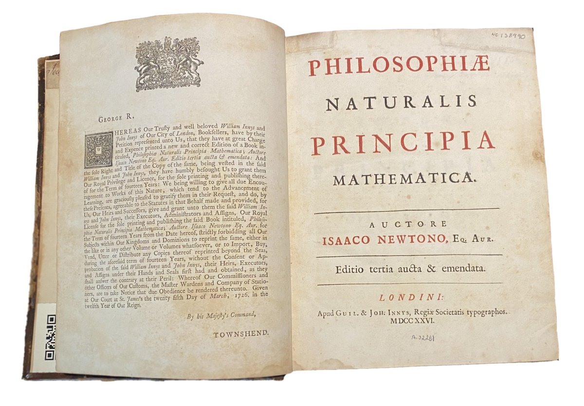 RicardoBSalinas's tweet photo. Hoy es el primer jueves de @ColeccionesRSP del 2024 y quiero compartir con mis queridos sobrinos esta joya. Se trata de la obra "Philosophiae naturalis principia mathematica" de Isaac Newton, nacido un 4 de enero de 1643 (aunque algunas fuentes dicen que fue en 25 de diciembre en 1642); físico, teólogo, inventor, alquimista y matemático, sus descubrimientos son fundamentales en el desarrollo de la ciencia occidental, entre ellos la ley de la gravedad, lo han convertido en uno de los científicos más importantes de la historia mundial. Les dejo un par de imágenes de la tercera edición. Es el PMM 161.
¡Feliz año 2024!