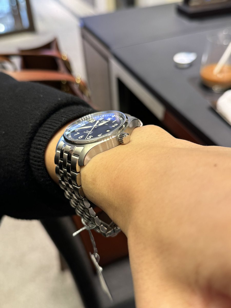 HAL321's tweet image. あけましておめでとうございます。
最近は更新あまりしてないですが今年もよろしくお願いします！🙇‍♀️

iwc markXXを初めて試着したんですが、2枚目腕のり完璧すぎて、店員さんの「この腕のために作られた」なんてお世辞があながち本当なんじゃないかレベルでつけやすかったです…重さもサイコーでした…