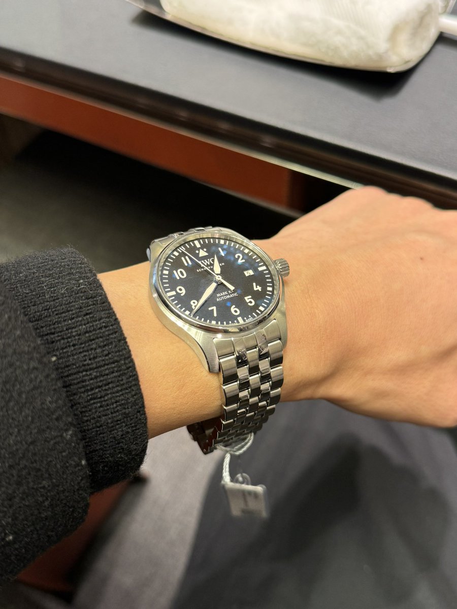 HAL321's tweet image. あけましておめでとうございます。
最近は更新あまりしてないですが今年もよろしくお願いします！🙇‍♀️

iwc markXXを初めて試着したんですが、2枚目腕のり完璧すぎて、店員さんの「この腕のために作られた」なんてお世辞があながち本当なんじゃないかレベルでつけやすかったです…重さもサイコーでした…