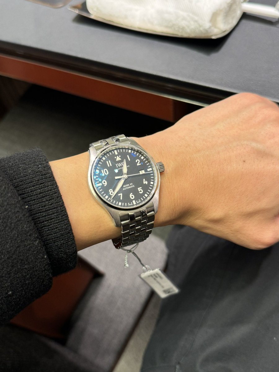 HAL321's tweet image. あけましておめでとうございます。
最近は更新あまりしてないですが今年もよろしくお願いします！🙇‍♀️

iwc markXXを初めて試着したんですが、2枚目腕のり完璧すぎて、店員さんの「この腕のために作られた」なんてお世辞があながち本当なんじゃないかレベルでつけやすかったです…重さもサイコーでした…