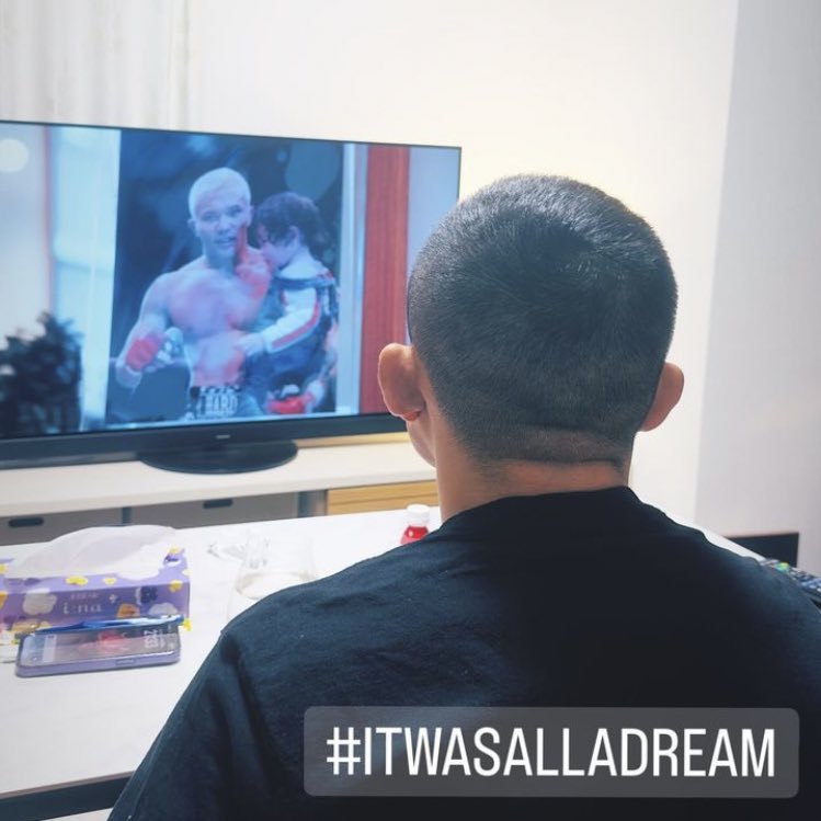 FightsMemory's tweet image. 最新RIZINファイター📸

師 山本“KID”徳郁のドキュメンタリーを見る堀口恭司。

（堀口選手のインスタより）

#RIZIN #ITWASALLADREAM