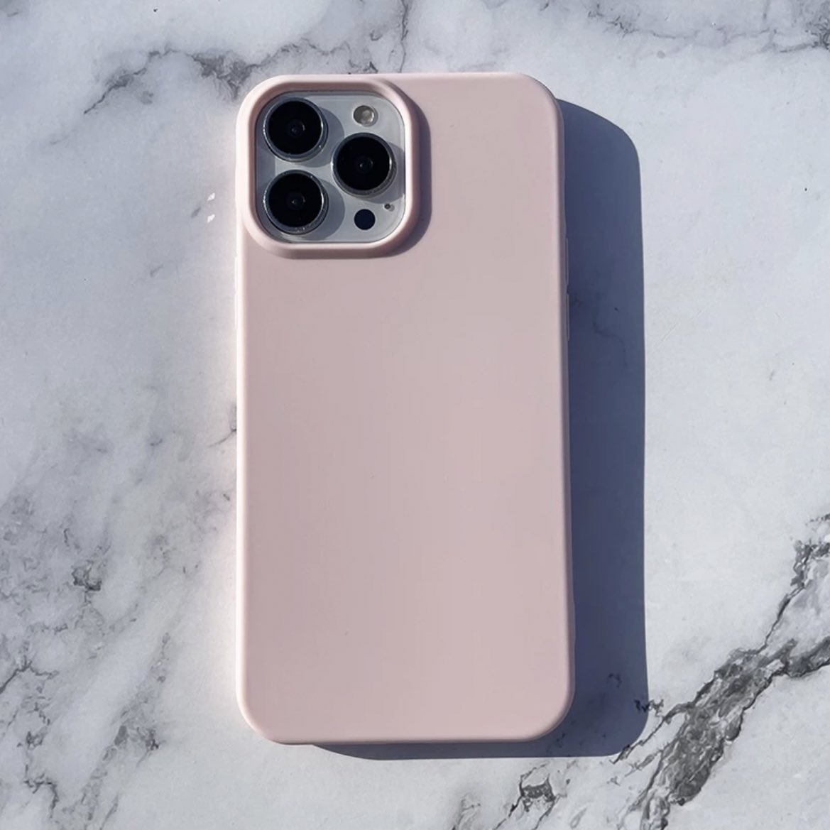dearkaromi's tweet photo. is jaemin’s phone case kind of frosted or just a plain one ? :3 

help meeee i wanna buy one https://t.co/Tx78XHfcza