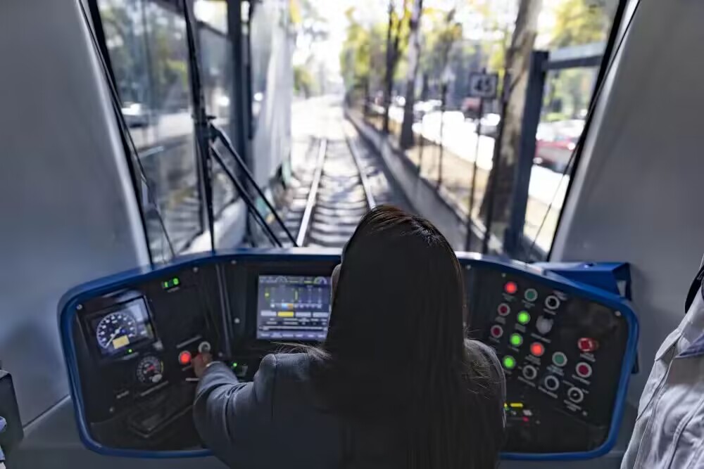 PDChina's tweet image. A Chinese #LightRail train, "Cecilia," began commercial operation on Wednesday in #Mexico City, becoming the first China-made one to serve in the city's mass transit system. The articulated train can run 80 km/h at max on the 13.04-km route to improve daily commute.