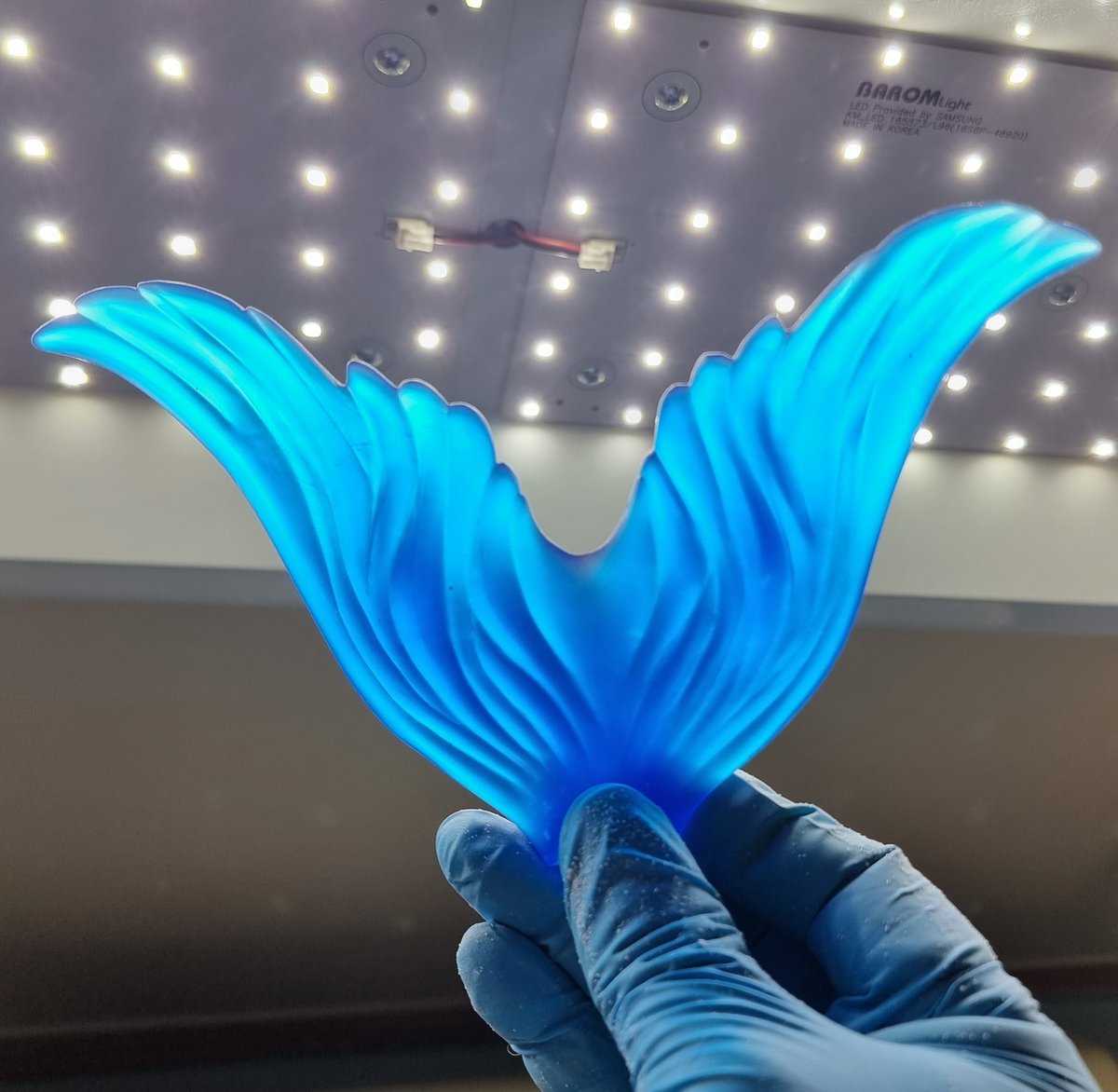 투명레진에 조색된 결과물이 영롱하네요.