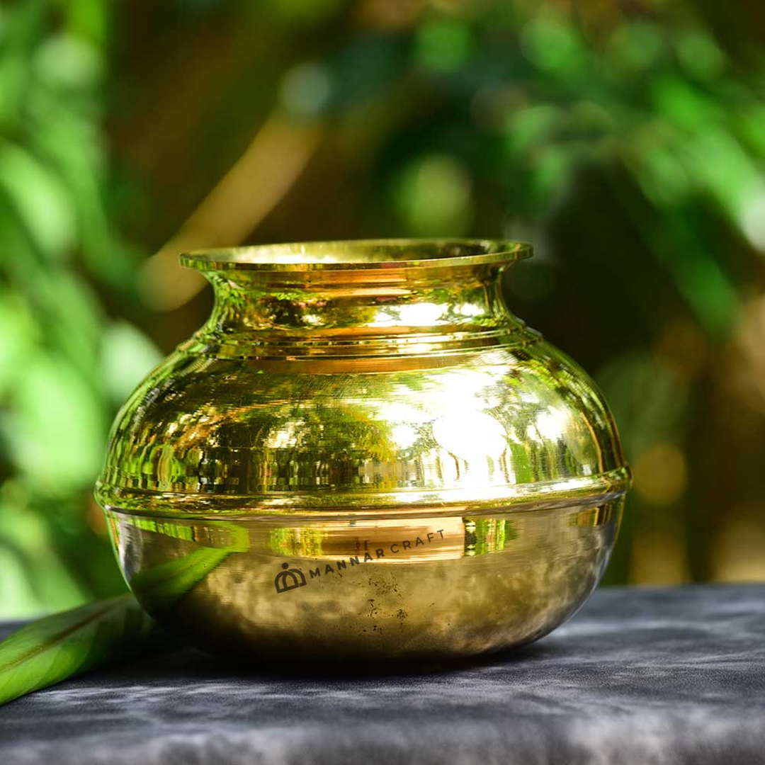 mannarcraft's tweet photo. Mannar Craft Bronze Pot will grace your kitchen for generations, passing down flavors and stories. 
  https://t.co/gXkmRrEIbu  

#mannarcraft #bronzepot #indiankitchenware #traditionalcooking #healthycooking #handmade #kitchenessentials #bronzecookware https://t.co/i4Qj4GgAJi