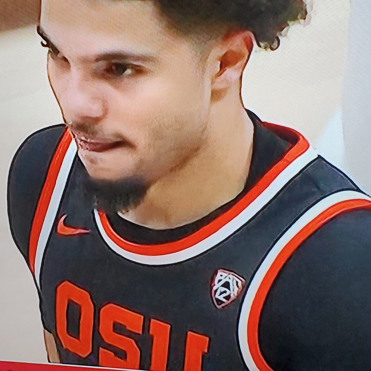 BasingerRocky's tweet photo. Is Washington State tell us something?  No PAC12 logo on tonight's jerseys https://t.co/p4drxt6d1O