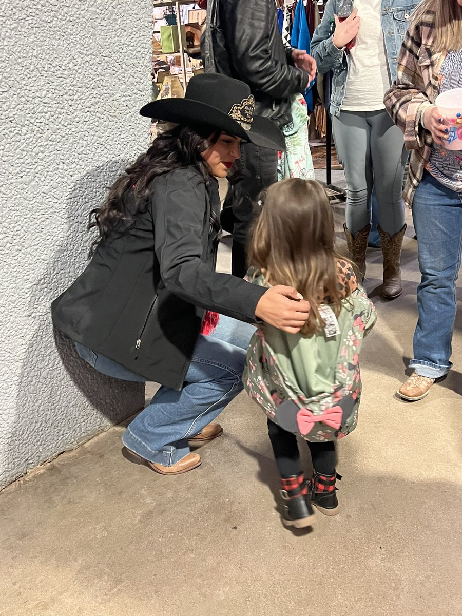 Jacquel72503375's tweet photo. Miss Sandhills Rodeo Teen, Suzette Trujillo @Suzette21051 meeting a little fan 💕Opening night #Rodeo #odessastrong @OdessaAmerican https://t.co/vkDfYILi5H