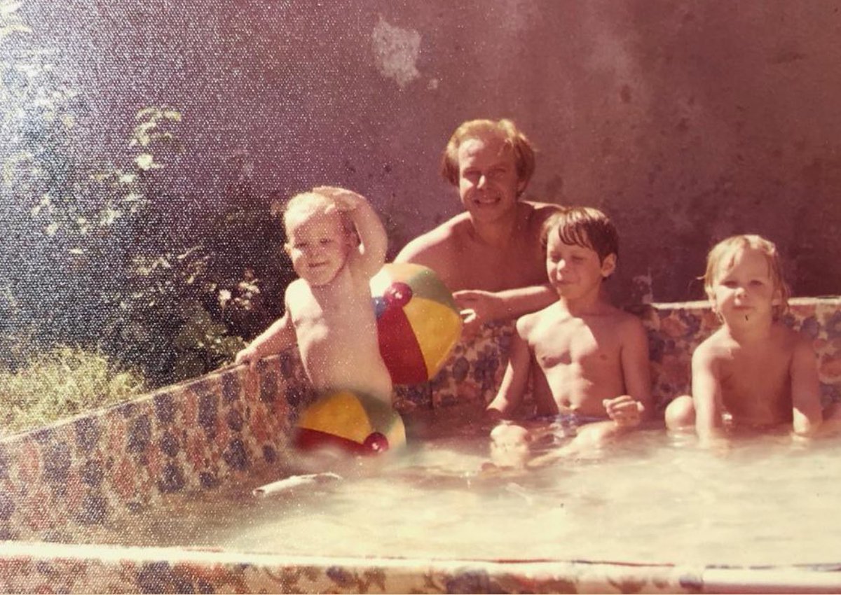 #BuenViernes Encontré esta foto de mi infancia. Yo debía tener unos 7 años. A mi lado mi hermana Laura y mi hermanito Hernán. Todos en la PELOPINCHO. Mi papá se llamaba Pedro Dzwonik. Ingeniero mecánico. Se levantaba todos los días a las seis menos cuarto AM y no volvía a casa