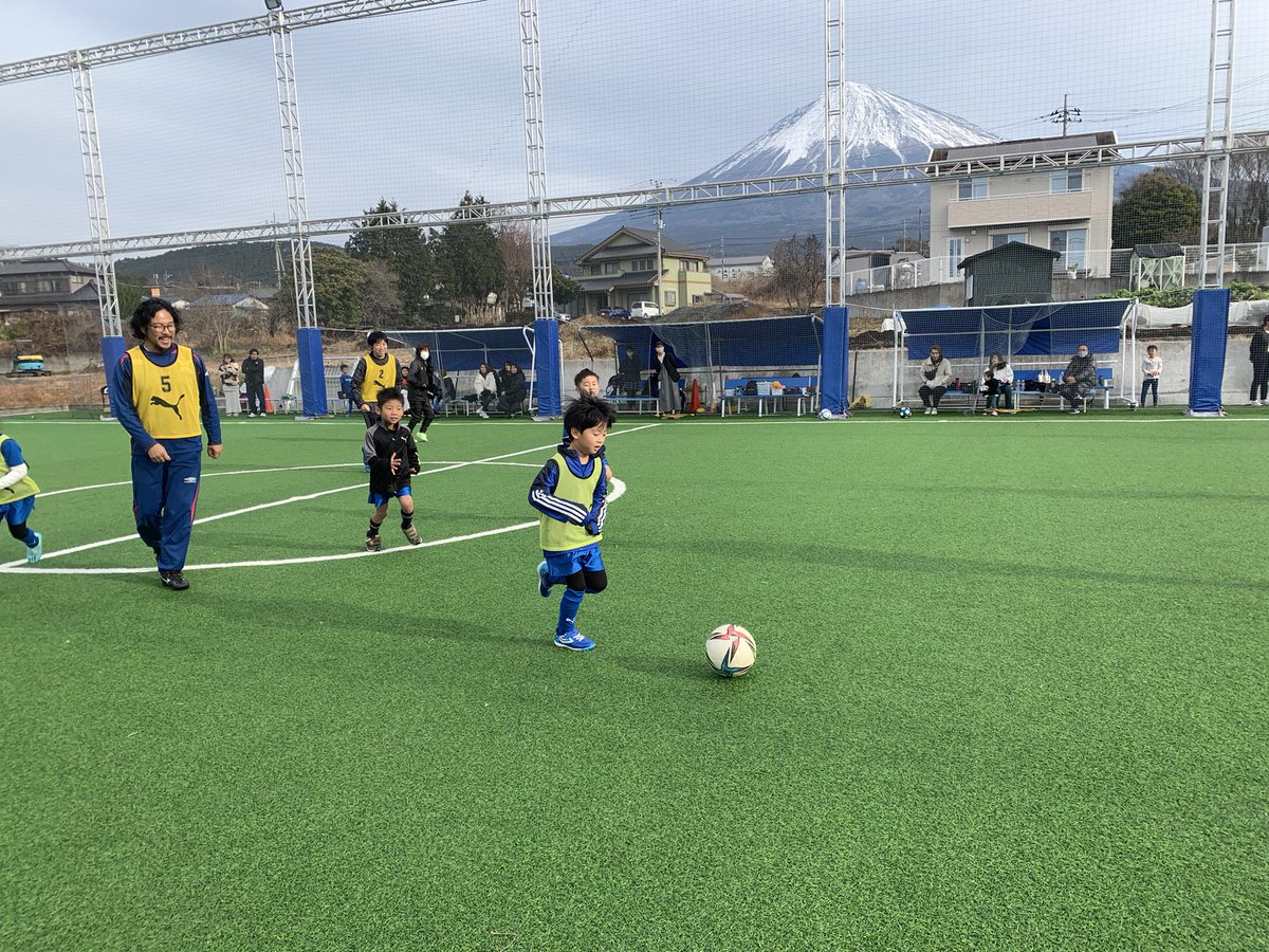 あけましておめでとうございます⛩
本年もどうぞよろしくお願いします！

1月3日(水)にアスルクラロ富士宮の初蹴りを行いました⚽️
保護者の皆様にも参加していただき楽しく行うことができました！！

2024年もアスルクラロ富士宮をよろしくお願いします！😆