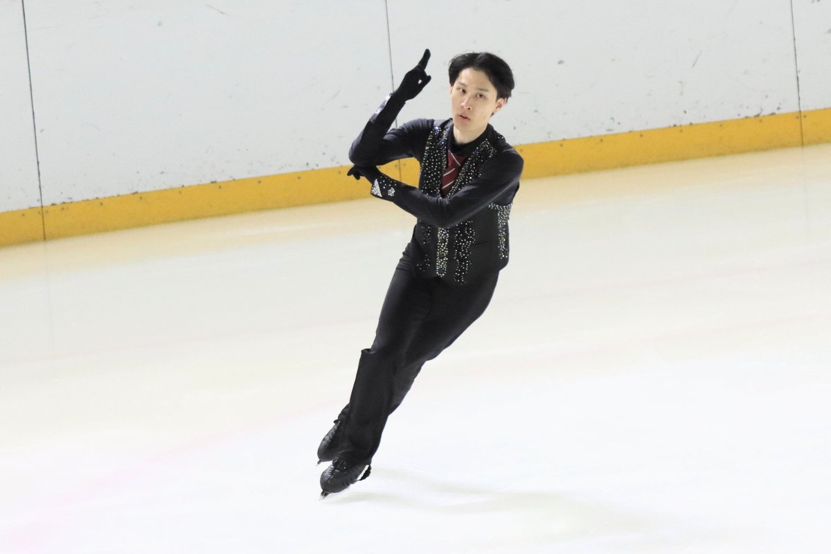 kanspo's tweet image. 【アイススケート】第96回日本学生氷上競技選手権大会フィギュア競技１日目／於・ALSOKぐんまアイスアリーナ

［男子５、６級］
第１Ｇ　酒井　48.02

ジャンプがうまくはまらず回転が抜けてしまう。それでも『007』の世界観を表現し、最後のインカレを滑り切った。