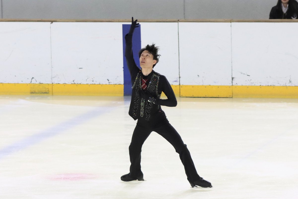 kanspo's tweet image. 【アイススケート】第96回日本学生氷上競技選手権大会フィギュア競技１日目／於・ALSOKぐんまアイスアリーナ

［男子５、６級］
第１Ｇ　酒井　48.02

ジャンプがうまくはまらず回転が抜けてしまう。それでも『007』の世界観を表現し、最後のインカレを滑り切った。