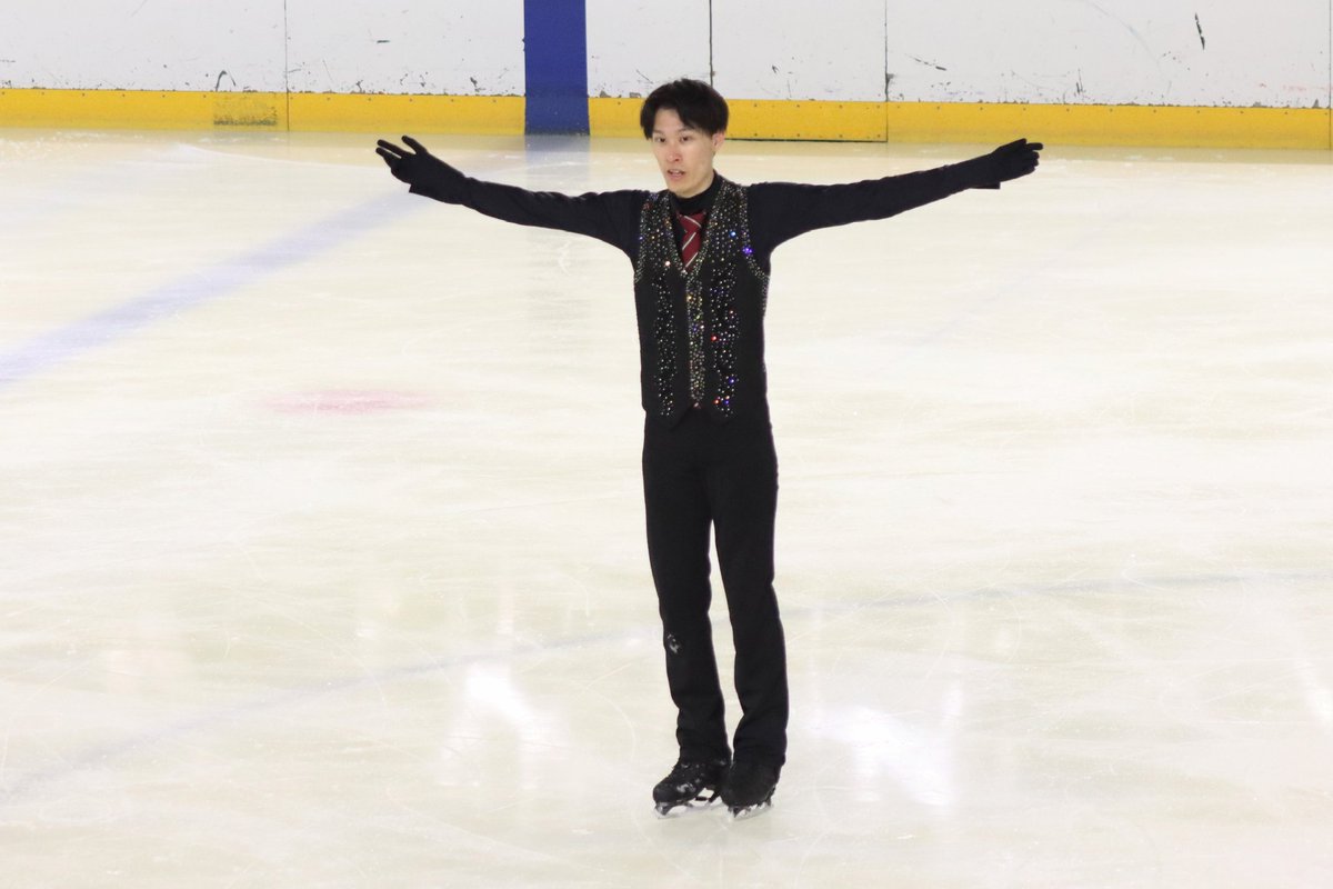 kanspo's tweet image. 【アイススケート】第96回日本学生氷上競技選手権大会フィギュア競技１日目／於・ALSOKぐんまアイスアリーナ

［男子５、６級］
第１Ｇ　酒井　48.02

ジャンプがうまくはまらず回転が抜けてしまう。それでも『007』の世界観を表現し、最後のインカレを滑り切った。