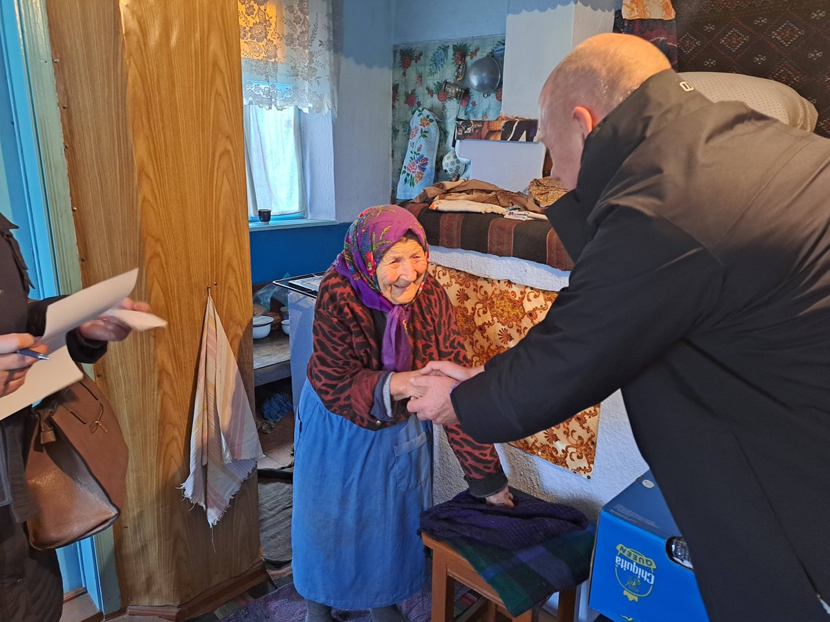 teechorg's tweet image. Hand delivering food parcels within #moldovan villages