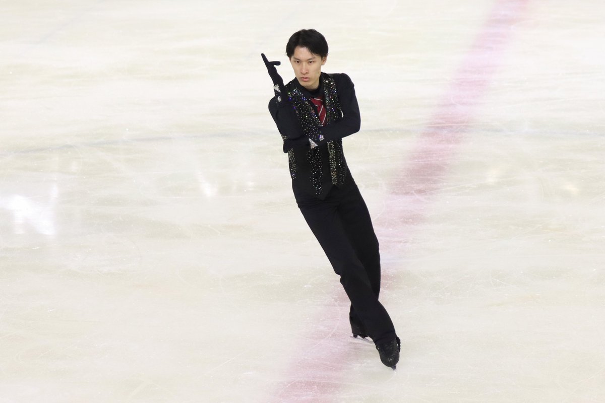 kanspo's tweet image. 【アイススケート】第96回日本学生氷上競技選手権大会フィギュア競技１日目／於・ALSOKぐんまアイスアリーナ

［男子５、６級］
第１Ｇ　酒井　48.02

ジャンプがうまくはまらず回転が抜けてしまう。それでも『007』の世界観を表現し、最後のインカレを滑り切った。