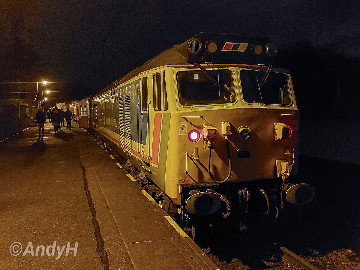 #FiftyFriday Another look at Royal Oak in the darkness at Leicester North on the new year's eve Night Rider service. 50017 was on the rear of my first trip of the evening, the 20.00 to Loughborough Central #EnglishElectric #Class50 #Hoover #NetworkSouthEast #Toothpaste 31/12/23