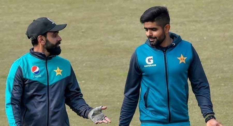 PSLMemesWalay's tweet photo. “Dekho Babar, aaj tumne part timer ko apni wicket di hai, iska matlab hai future mein tum bhi team director ban saktay ho.” https://t.co/Ono2pQLJjR