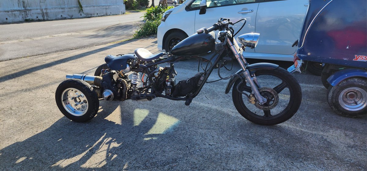 ガレージに急に
仲間が遊びに来ました🎵