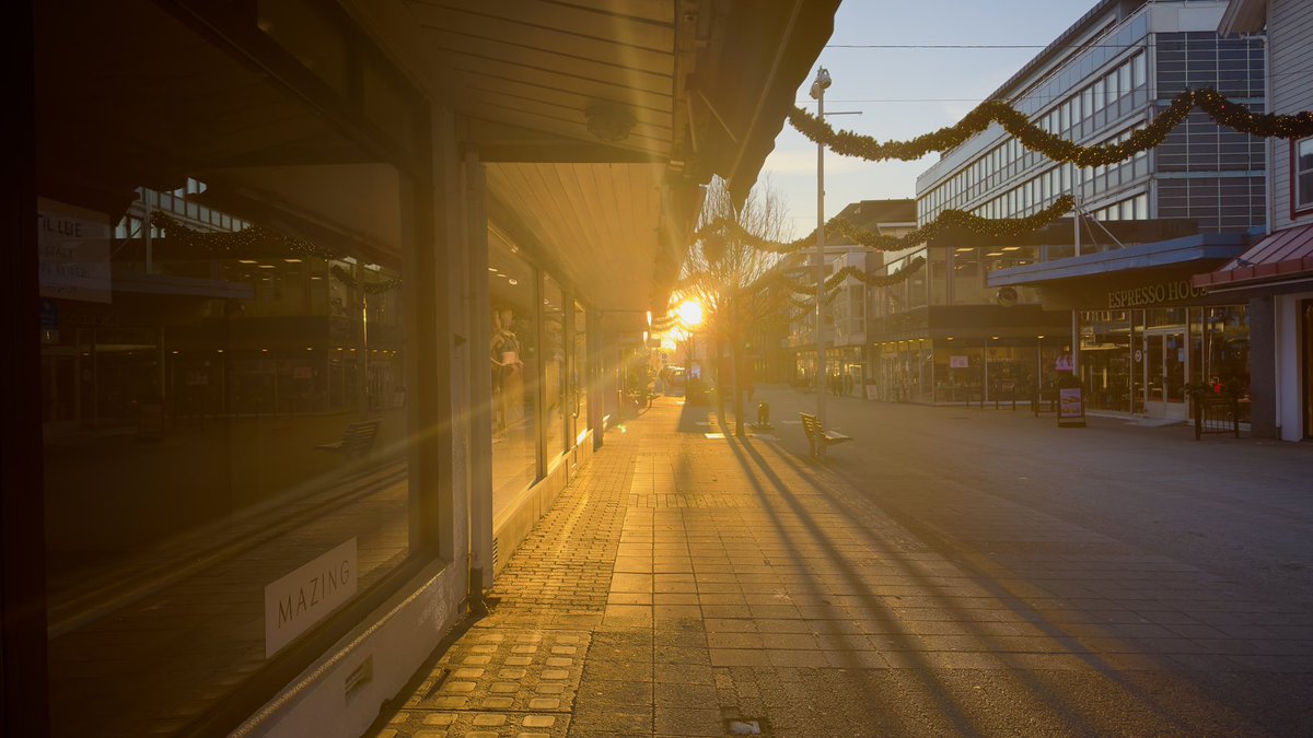 Solen skinte så intenst i formiddag at jeg ble blendet av mitt eget bleke vinterfjes. Glemte solbrillene, og kulden var så bitende at jeg mistet både følelsen i hendene og håpet om å se stilig ut..