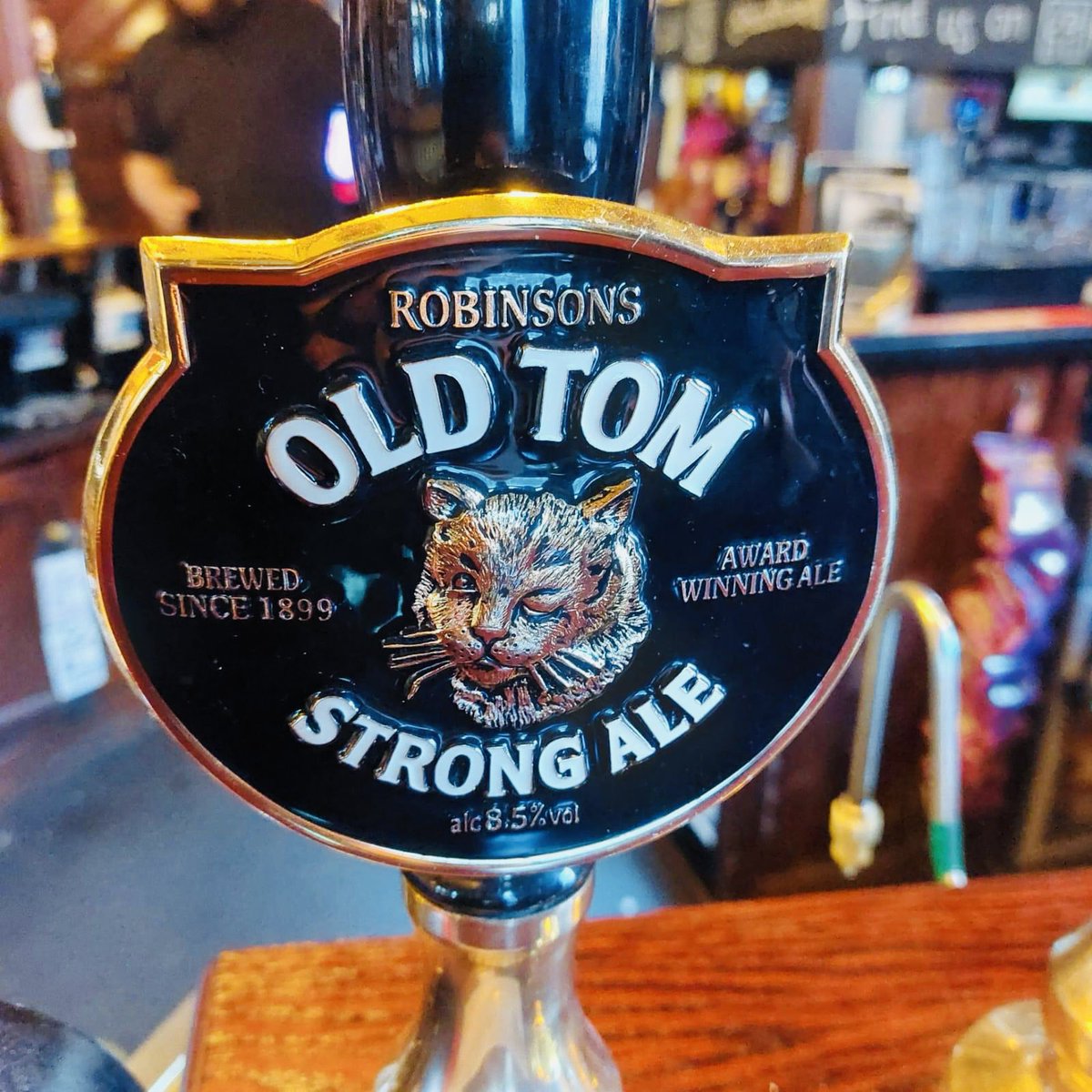Is @robbiesbrewery Old Tom(8.5%), one of the finest strong,dark ales on the planet? Probably. Roasted grain, winey, dark, stone fruit, subtle peppery spice&juicy, tangy hop notes balance to perfection. Deep flavoured &inherently boozy. A lip-smacking, brewing masterpiece. 🍻👏👍