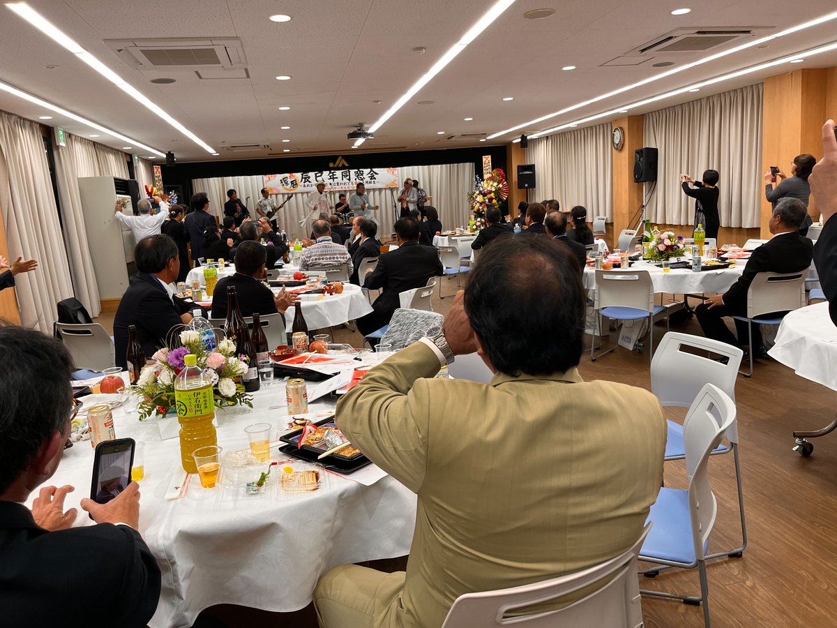 catchreee's tweet photo. 皆様明けましておめでとうございます🎍

今年最初のステージは還暦祝い㊗️

60歳とは思えないほどのパワーの方々とステージでコラボしたり、踊ったりと素晴らしい還暦の方々で最高でした🙌

本当最高な還暦の方々❗️おめでとうございます！🍾

今年は沢山楽しみますので、どうかよろしくお願いします🙏 https://t.co/bPkdYA8ccP