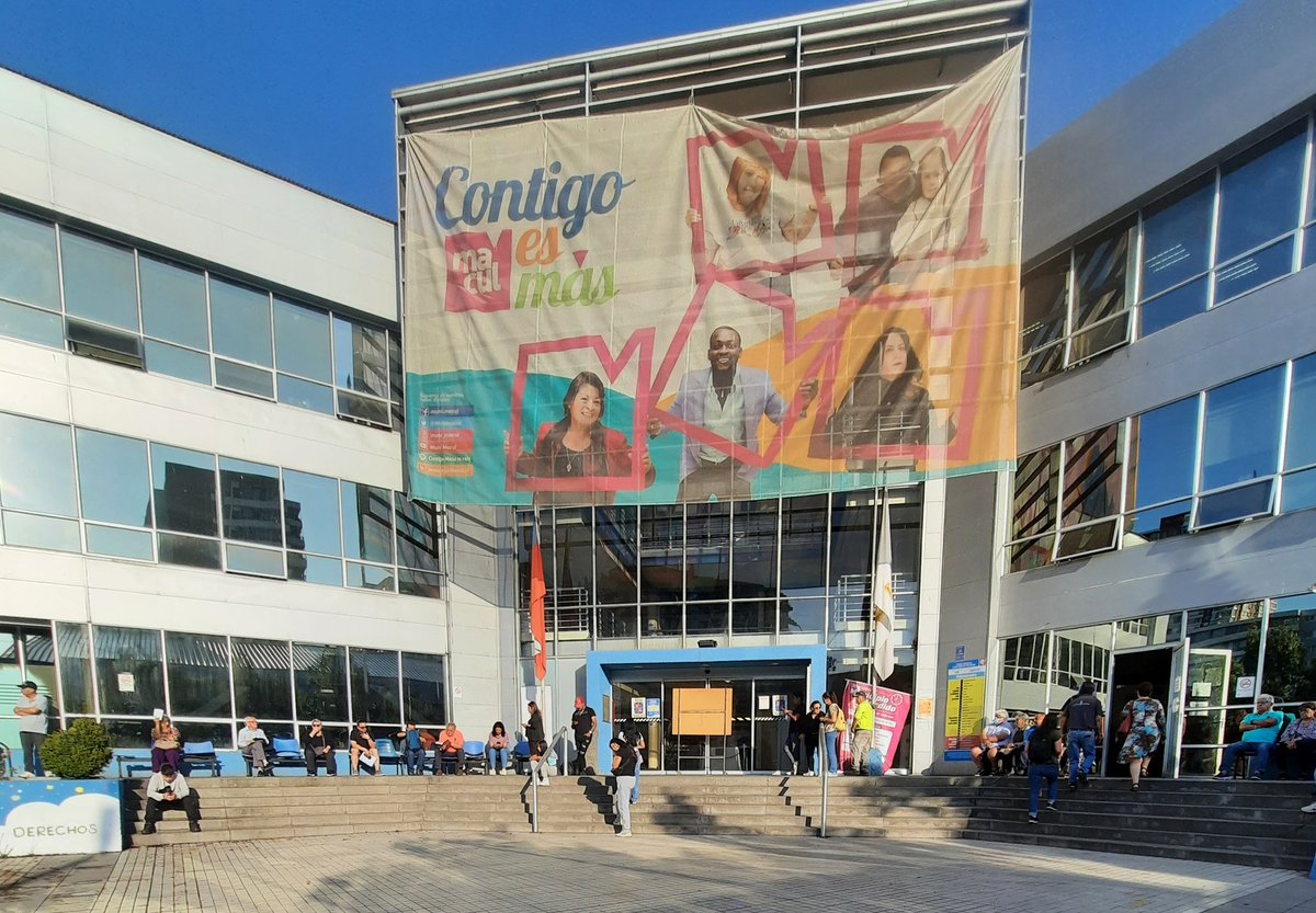 Desde las 7.30 haciendo fila "para todo"... en <a href="/MuniMacul/">Municipalidad Macul</a> con el sol de frente y mucho calor a esta hora...  8.30 comienzan a ordenar el rebaño.