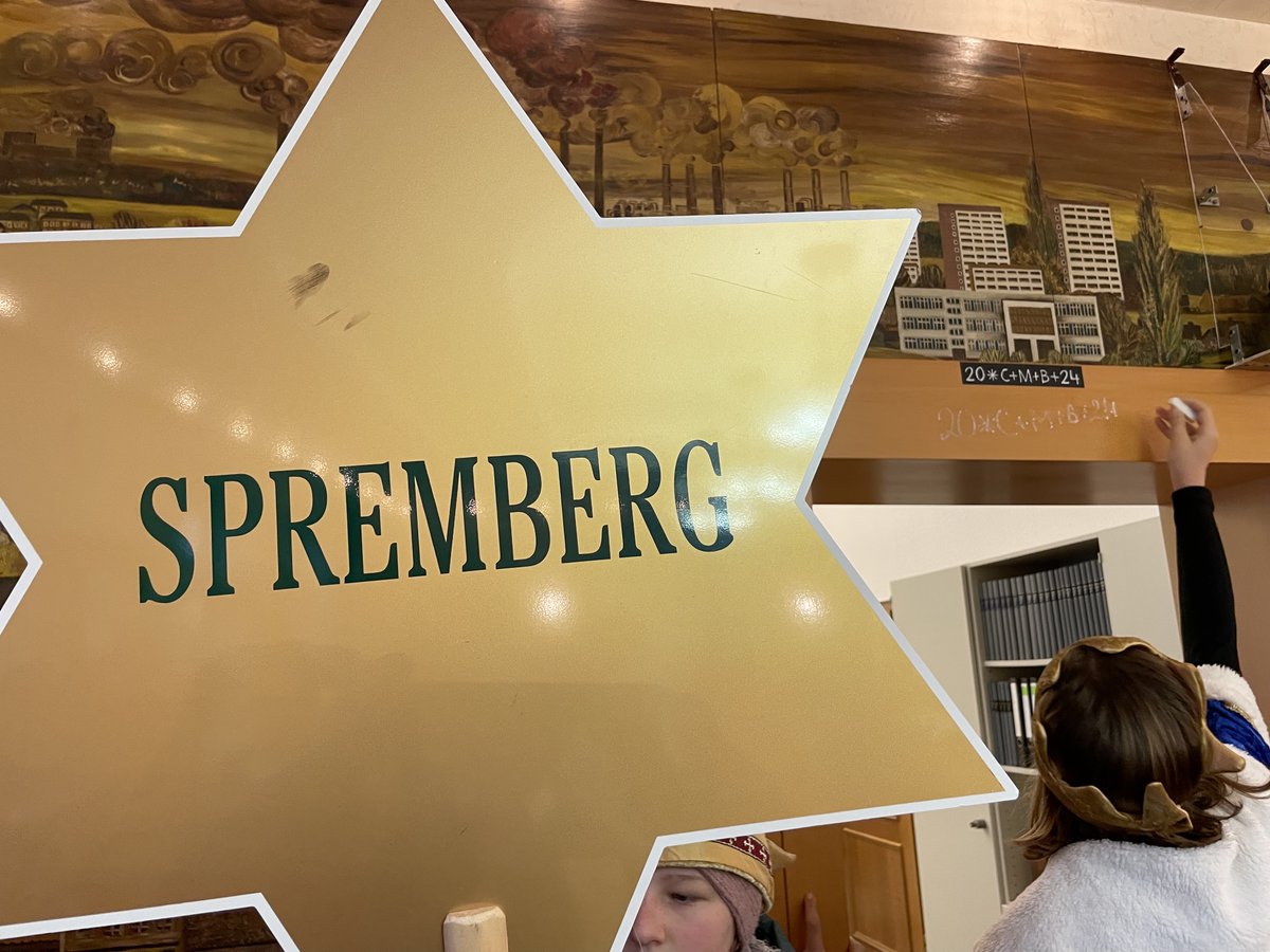 Spremberger Sternsinger segnen Rathaus
Neben Bürgermeisterin Christine Herntier lauschten auch mehrere Fachbereichsleiter den Liedern der Kinder der katholischen St.-Benno-Gemeinde und der evangelischen Kreuzkirchen- sowie der  Michaelgemeinde .