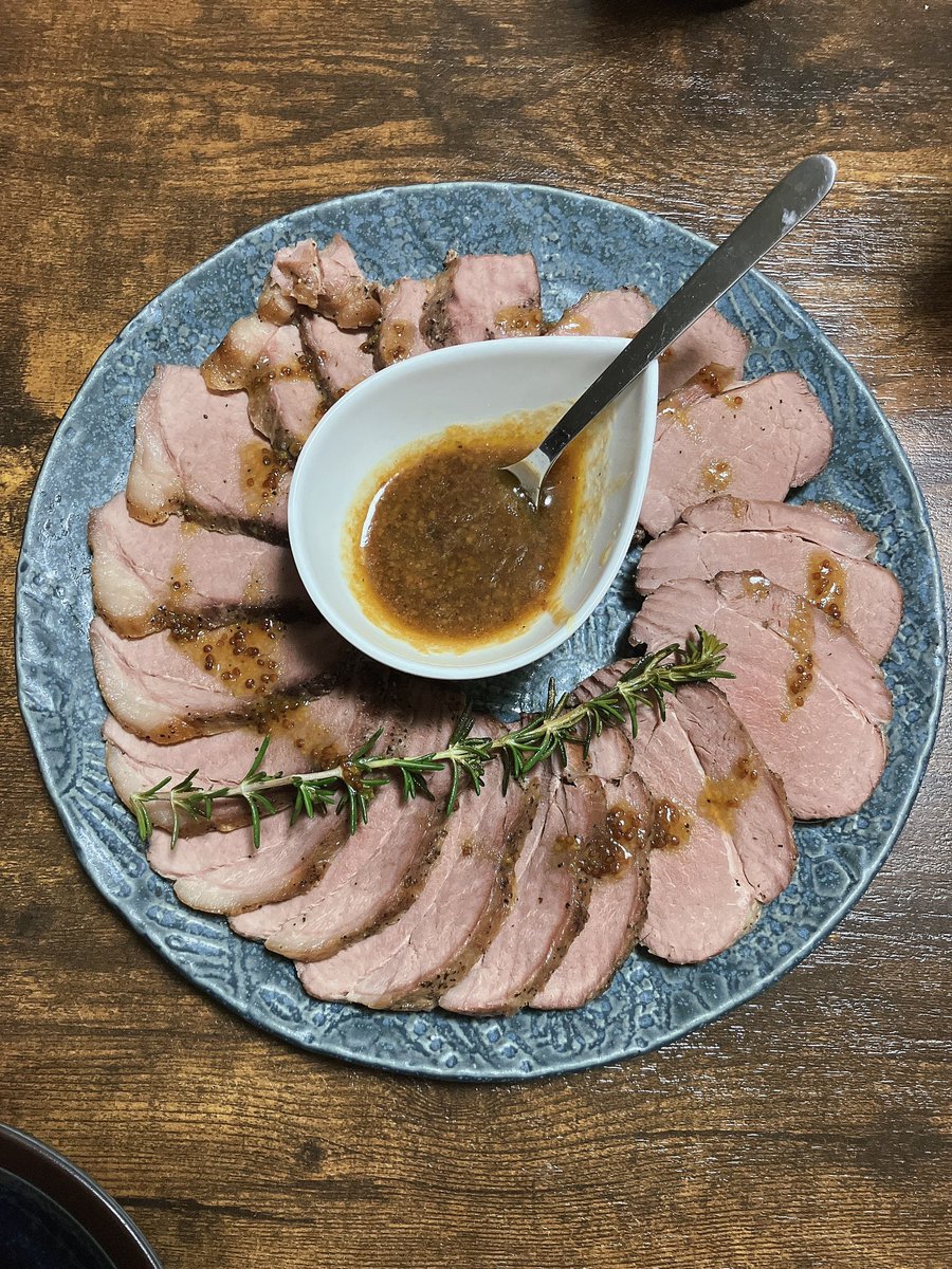 ロースト猪🐗🐗🐗
猪デカ肉をフライパンで焼いてジップロックに入れて沸騰したお湯にドボン、1時間保温して最後にまた焼いたよ〜。
ジビエって、こうやって食べるのが正解かも。臭みもないし薄く切るから柔らかくて食べやすい！
生を恐れてちょっと火入れ過ぎた〜🥲