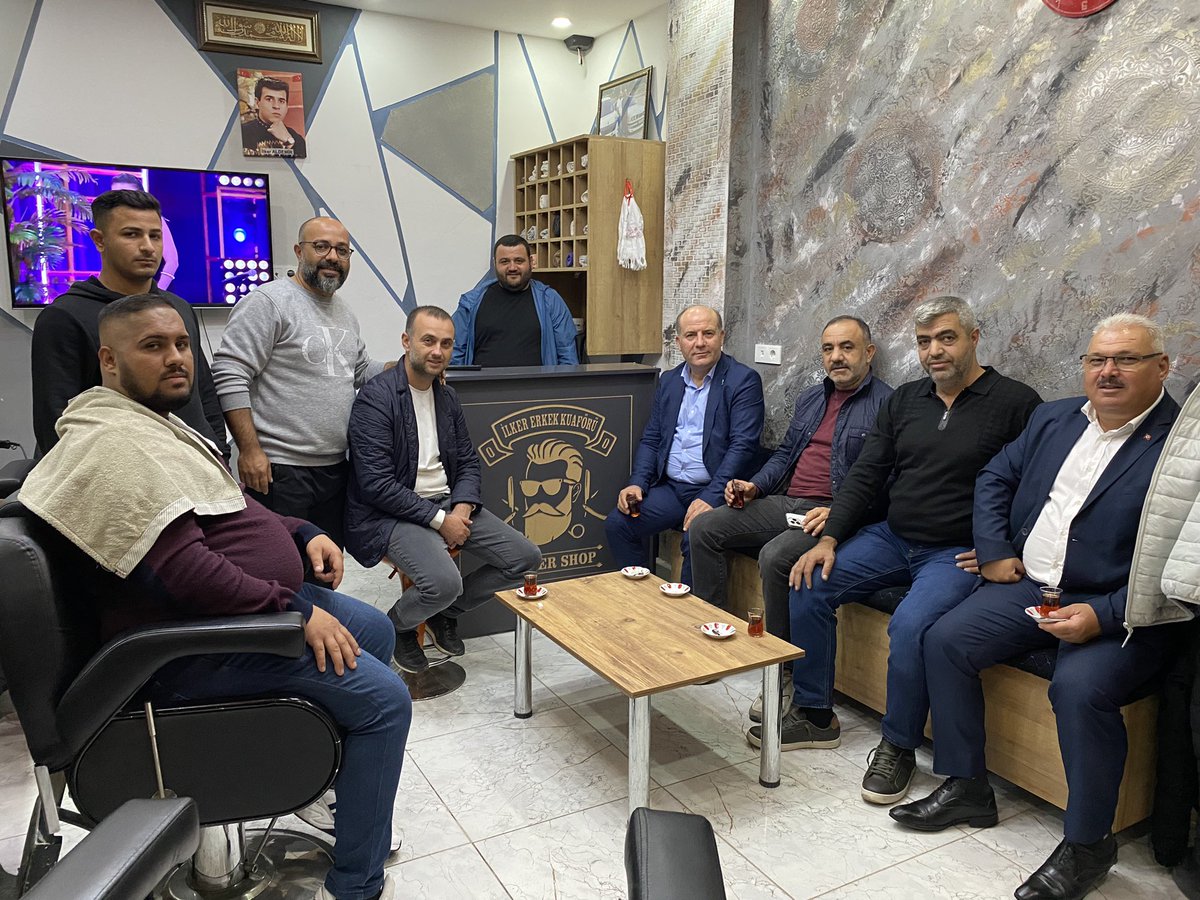 Berber esnafları, giriş kapısından içeri adım atan herkesi sadece müşteri değil, aynı zamanda bir dost olarak karşılar; görünümü değil, gönülleri de güzelleştirirler. 

#EdirnelilerNeİstiyorsa
#EdirneyeNeGerekiyorsa
#ElelegönülgönüleEdirne
#Edirneyedeğer