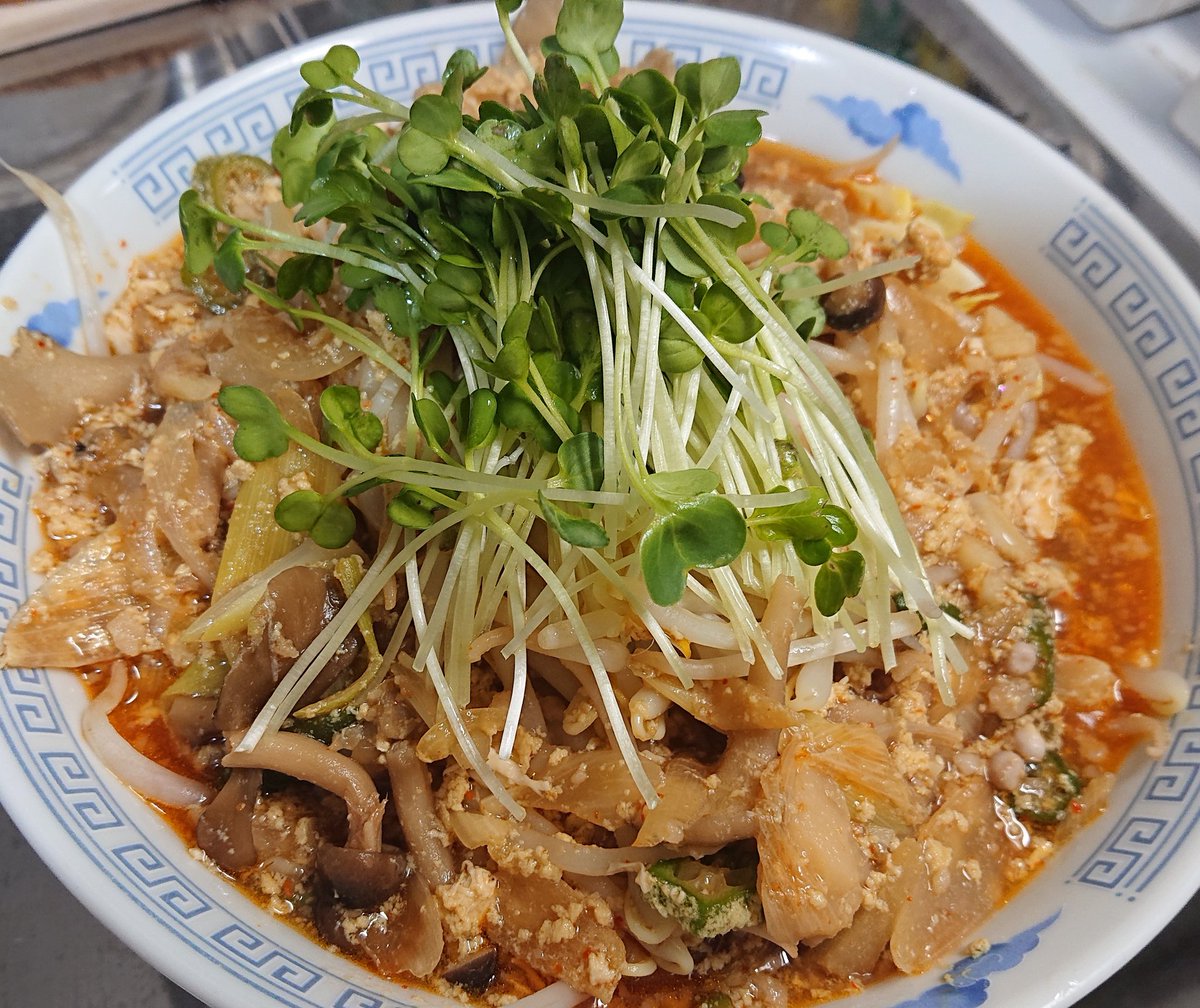 kitasans524's tweet image. 辰年のイメージで。
    和風出汁のかき玉スープ(具材はタマネギ、しめじ、まいたけ、白ネギ、オクラ)+まさ屋のスープを合体

富士山(低くてごめん)にみたてたモヤシの山の周りにかき玉の雲、その上にはカイワレの龍、ということで。

#第5回 #まさ屋 #アレンジレシピ
（masayaweb.thebase.in）