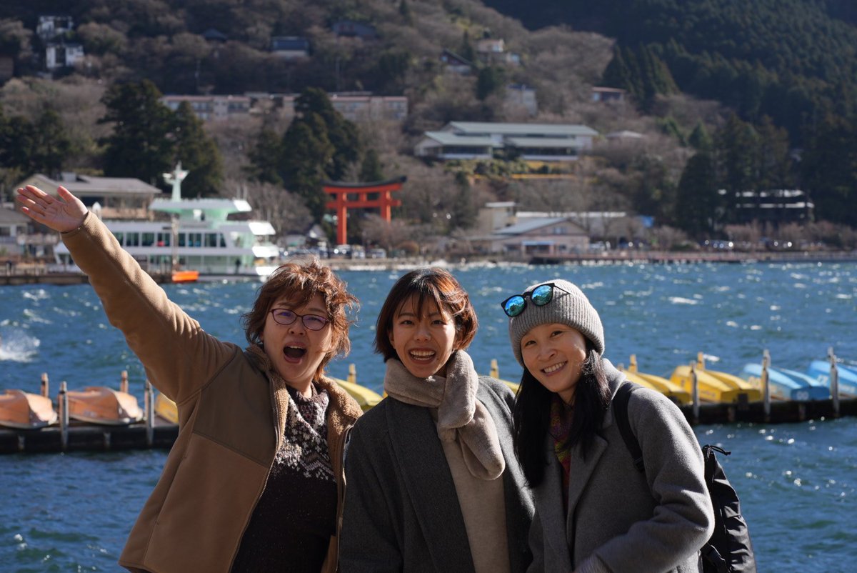 kevinamontalvo's tweet photo. Very happy that Maria finally reconnected with the woman she raced in Okinawa last year.

Maria and かすみ (Kasumi) finished 🥇&amp;🥈 in their 10km 🏁 that day. We are grateful to her for showing us Hakone today!

Kasumi will make her Marathon debut at  @nagoya_gowomen in March! https://t.co/1o7MNQCKvs