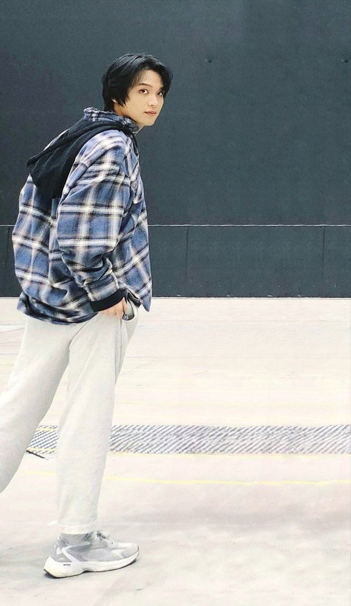 sfs! saran lagu buat foto haechan yg ini dong. thank you