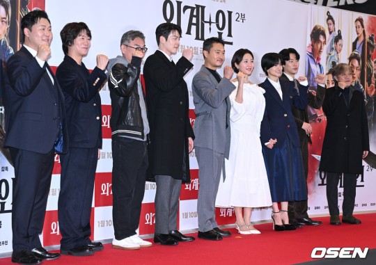 Alienoid Part 2 VIP Premiere today
#외계인_2부 #Alienoidpart2 #KimTaeRi #김태리 #RyuJunyeol #KimWoobin #YumJungah #JooWoojin #LeeHoney #KimEuisung #JinSunkyu