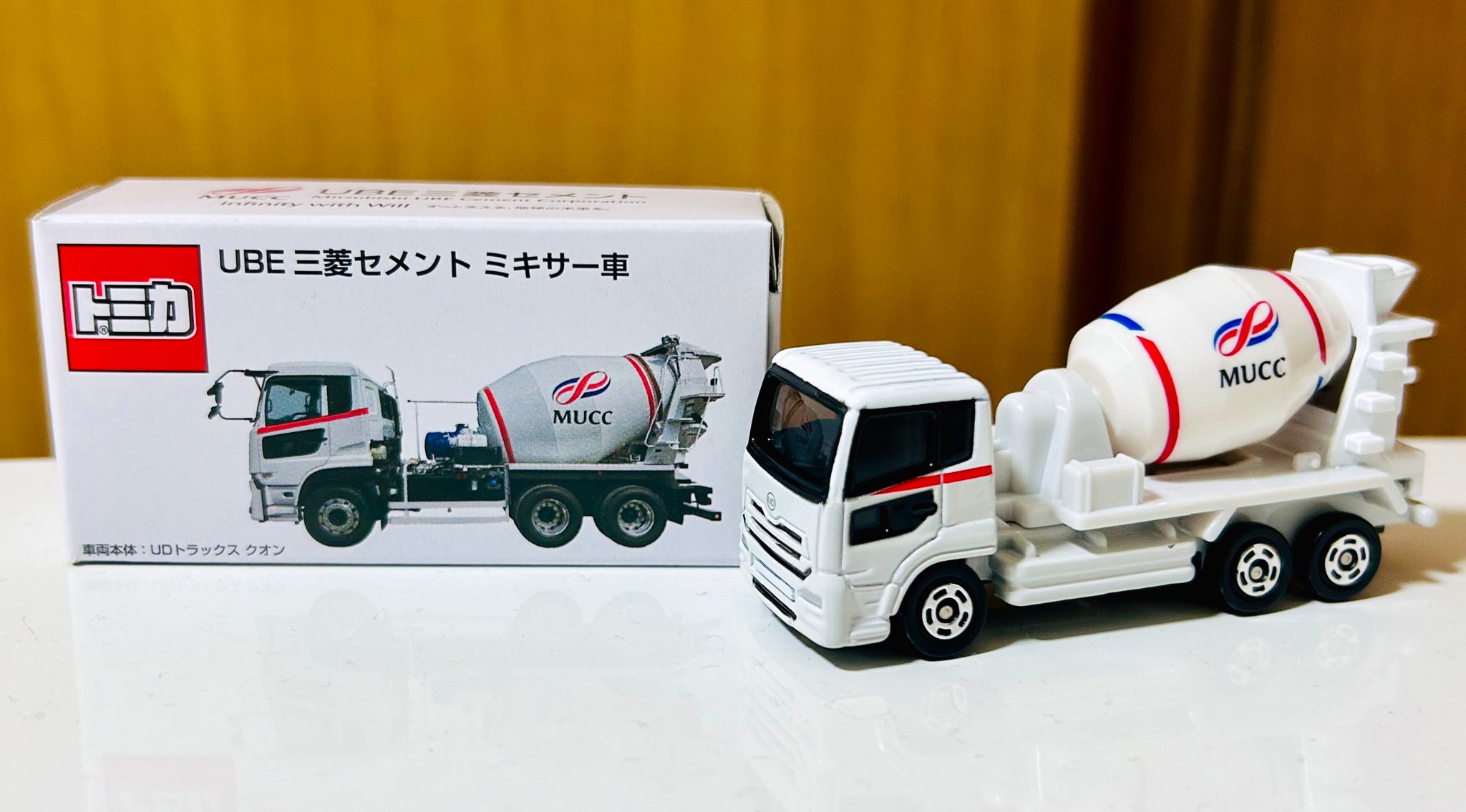 トミカ UBE 三菱セメント ミキサー車 宇部 UDトラックス クオン