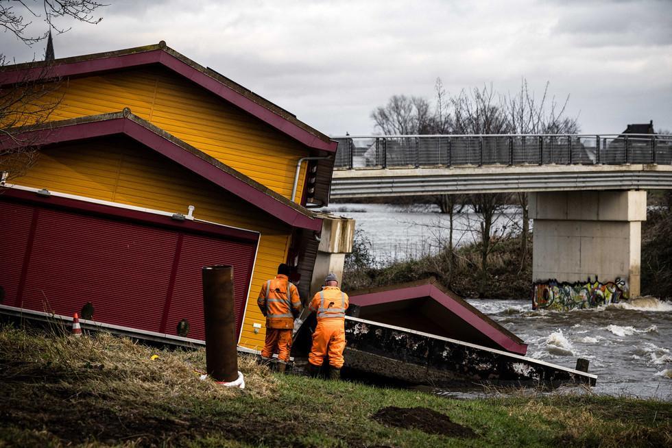 Defensie inspecteert doorgebroken dam aan Stuwweg in Maastricht volkskrant.nl/binnenland/liv…