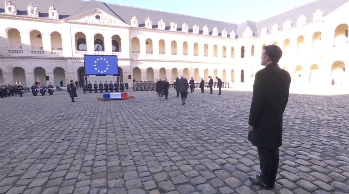 Après le drapeau européen sous l’Arc de triomphe, Emmanuel Macron continue son entreprise de démolition de la France en voulant habituer les Français à la disparition de notre nation.
#Invalides #jacquesdelors