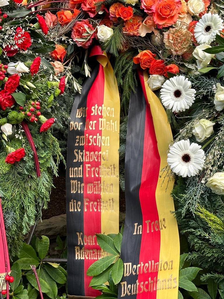 HGMaassen's tweet image. Heute ist Adenauers Geburtstag. Kranzniederlegung durch Vorstandsmitglieder der WerteUnion auf seinem Grab in Rhöndorf.

"Wir stehen vor der Wahl zwischen Sklaverei und Freiheit. Wir wählen die Freiheit." Konrad Adenauer

In Treue - Die WerteUnion Deutschlands