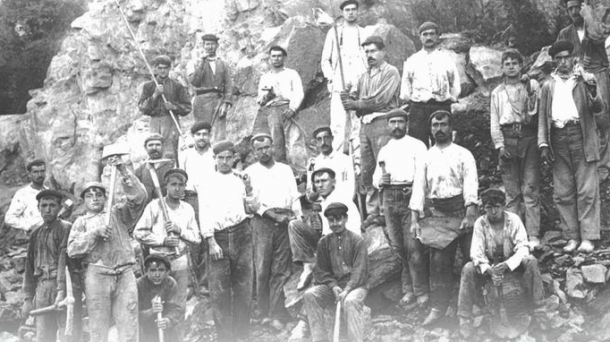 outsidersesp's tweet photo. Minería en La Arboleda (Bizkaia): la primera gran huelga general y el origen del movimiento obrero.

Hace 132 años, Bizkaia fue el escenario de la primera experiencia de una huelga general obrera en España, y en el mundo, que conmocionó a la opinión pública de la época. En mayo de 1890 se inauguró lo que Unamuno calificaría como “el periodo de las huelgas, de las grandes huelgas”, ya que desde ese año y hasta 1910, la provincia conoció cinco parones generales de amplia dimensión. Esto convirtió a Bizkaia en uno de los polos de movilización obrera más importantes de todo el país, y en uno de los núcleos más fieles al socialismo del PSOE y relacionado con la Unión General de Trabajadores.

Dentro de esta lucha obrera, hubo un sector que tuvo mucho peso y esa fue la minería. Y si hubo un escenario que fue clave para estas protestas ese fue La Arboleda, el poblado minero de Gallarta. La minería ha sido importante para esta zona desde la época romana, y para finales del siglo XIX, el 10% de la producción mundial de minerales se extraída de estas minas vizcaínas. Hubo una enorme cantidad de personas trabajando en estos lugares de todas partes de España y hubo incluso pueblos enteros de Andalucía que se trasladaron hasta Gallarta para trabajar en las minas.

-Un trabajo cercano a la “esclavitud”

Las condiciones en las que trabajaban estos hombres no eran en absoluto las idóneas ni las mejores. Había una gran pobreza, muchos de ellos vivían en el campo y se trasladan hasta las minas a trabajar cuando no tenían como subsistir en su lugar de origen. La presidenta de la fundación Museo de la Minería del País Vasco, Ameli Ortiz, califica el trabajo de estos obreros como “una cárcel y una esclavitud” ya que tenían jornadas de más de 12 horas.

“La patronal era muy dura, muy autoritaria y no quería transigir. Los trataban como si fuera ganado y además les obligaban a consumir en la cantina y a comprar en la tienda del capataz. A veces tenían tanta deuda, que cuando pagan en la cantina se quedaban sin nada. Era una situación perversa. Los patronos de la minería han sido, sin duda, los más crueles”, explica Ameli Ortiz.

-Las mujeres mineras

Quienes desempeñaban estas labores en las minas eran hombres. Hombres que se desplazaban hasta La Arboleda solos, sin sus familias y además siendo muy jóvenes. La mortandad en esta zona era tres veces superior a la media de Bizkaia, cayendo de los 40 a los 18 años. La llegada de grandes pandemias como el tifus, el cólera, la tuberculosis hará que mueran muchos niños y la única medida que disponían en aquella época era la limpieza, algo de lo que se ocupaban las mujeres para tratar de salvar a sus hijos.

Aunque no dentro de las minas, las mujeres desempeñaron un papel fundamental en este contexto socioeconómico. “Ellas están en sus casas y ante el aluvión tan grande de hombres que llegan, se ven obligadas a acogerlos en sus casas, aunque también como una manera de ingresar dinero en el hogar. Por poco que pagaran, tenían a tres o cuatro mineros en casa y les lavaban la ropa, les preparaban la comida… Si esto lo traducimos en dinero, la mitad de la economía revertía en estas mujeres. Tuvieron un papel fundamental”, relata Ameli Ortiz.

-El mitin de Perezagua, lugar de nacimiento del movimiento obrero

Todo este panorama social, económico y laboral termina reventando y desemboca en la gran huelga general de 1890. Para el 1 de mayo de ese año, el PSOE planteó una jornada reivindicativa con el objetivo de exigir la reducción legal a ocho horas de trabajo diarias y reclamar una legislación obrera protectora. Mientras los anarquistas convocaron una huelga “indefinida”, los socialistas dieron a la jornada un carácter absolutamente pacífico, e incluso la retrasaron hasta el día 4, que era domingo, para evitar problemas derivados de la paralización laboral en un día entre semana.

Este movimiento obrero, en Bizkaia nació de manera muy desorganizada y 1890 marca un antes y un después porque hasta ese momento solo había habido movimientos pequeños, sin repercusión política como sí pasaría en esta ocasión.

Pese a las notas de serenidad, se tomaron grandes precauciones ante ese día: un contingente de casi 2.000 hombres, entre Guardia Civil, Foral y fuerzas del ejército, de infantería y caballería, fueron concentrados en Bilbao, custodiando los edificios oficiales, bancos, mercados y lugares estratégicos de la ciudad y de sus accesos. El mitin de los socialistas Fernando Perezagua y Toribio Pascual en La Arboleda a las diez de la mañana dio comienzo a una jornada en la que pidieron “orden, cordura y sensatez”.

-Un antes y un después

El 4 de mayo acabó sin incidentes, pacíficamente, como había empezado. Pero, sin duda, el 5 no era ya un día igual al anterior 3 de mayo. Algo muy importante había cambiado: por primera vez se había producido un amplísima movilización obrera. Sin embargo, la “gran huelga” aún estaba por llegar y la causa que la provocó fue el despido de cinco miembros del comité de La Arboleda que habían participado en la organización del 4 de mayo.

Aquélla fue la chispa que hizo estallar la protesta, ya que prendió en un ambiente de descontento generalizado. El 13 de mayo, tras los despidos, unos doscientos mineros de la Compañía Orconera se declararon en huelga, yendo de mina en mina llamando a la huelga a sus compañeros, los cuales se unían a la protesta por su propia voluntad o forzados a pedradas. Al final de la jornada del día 13 la zona minera había quedado paralizada por completo.

Esto despertó el miedo de la oligarquía que llamó a las fuerzas policiales para que los protegieran. Tras días de huelga, entra en juego la clase política. El general Loma, que tiene el mando del ejército en aquel momento, ve la situación que hay en la calle y se enfrenta al capital, amenazando a los patronos con retirar al ejército si no mejoran la situación de estos trabajadores. “A la patronal no les queda más remedio que aceptar. Los mineros llaman la atención pública de lo que estaba pasando, pero la huelga la gana el General Loma”, apunta la presidenta de la fundación Museo Minero.

-Los efectos y la huella de la huelga

Antes de la huelga de 1890 hubo una serie de protestas de forma inconexa, y que iban creciendo en número con el paso del tiempo. Lo que supuso esta fue precisamente una reunión no solo de mineros de distintos cotos, sino de mineros con obreros de los ferrocarriles, siderurgia… a la hora de exigir las mejoras en sus condiciones de trabajo. “El resultado se tradujo en un triunfo, más moral que real, tras asumir Loma una gran parte de los postulados de los huelguistas. Para los mineros, a pesar de habérseles reconocido la razón de la mayoría de sus demandas, en la práctica los cambios se llevaron a regañadientes y dilatando el proceso, de tal manera que en alguna protesta posterior aún se reclamaban esas cuestiones”, explica Jesús Esteban, geólogo de la fundación Museo Minero.

La mejora de sus condiciones laborales no fue de un día para otro, sino que fue paulatinamente. No obstante, lo que si supuso esta huelga fue el punto de partida para el movimiento obrero a partir del cual comenzó la agrupación entorno a sindicatos y organizaciones obreras de una forma más extensa y profunda, “una mejor organización y coordinación a la hora de hacer sus reclamaciones”, según concreta Jesús Esteban.

Una organización que Ameli Ortiz asegura que se mantiene a día de hoy en la zona. “El movimiento asociacionista en nuestro pueblo es increíble y conservamos esa gran capacidad de organizaciones. Creo que somos uno de los municipios con más organizaciones de todo tipo, tendremos unas 40 o 50 en un lugar con menos de 10.000 habitantes. Esa es la herencia que nos ha quedado”.