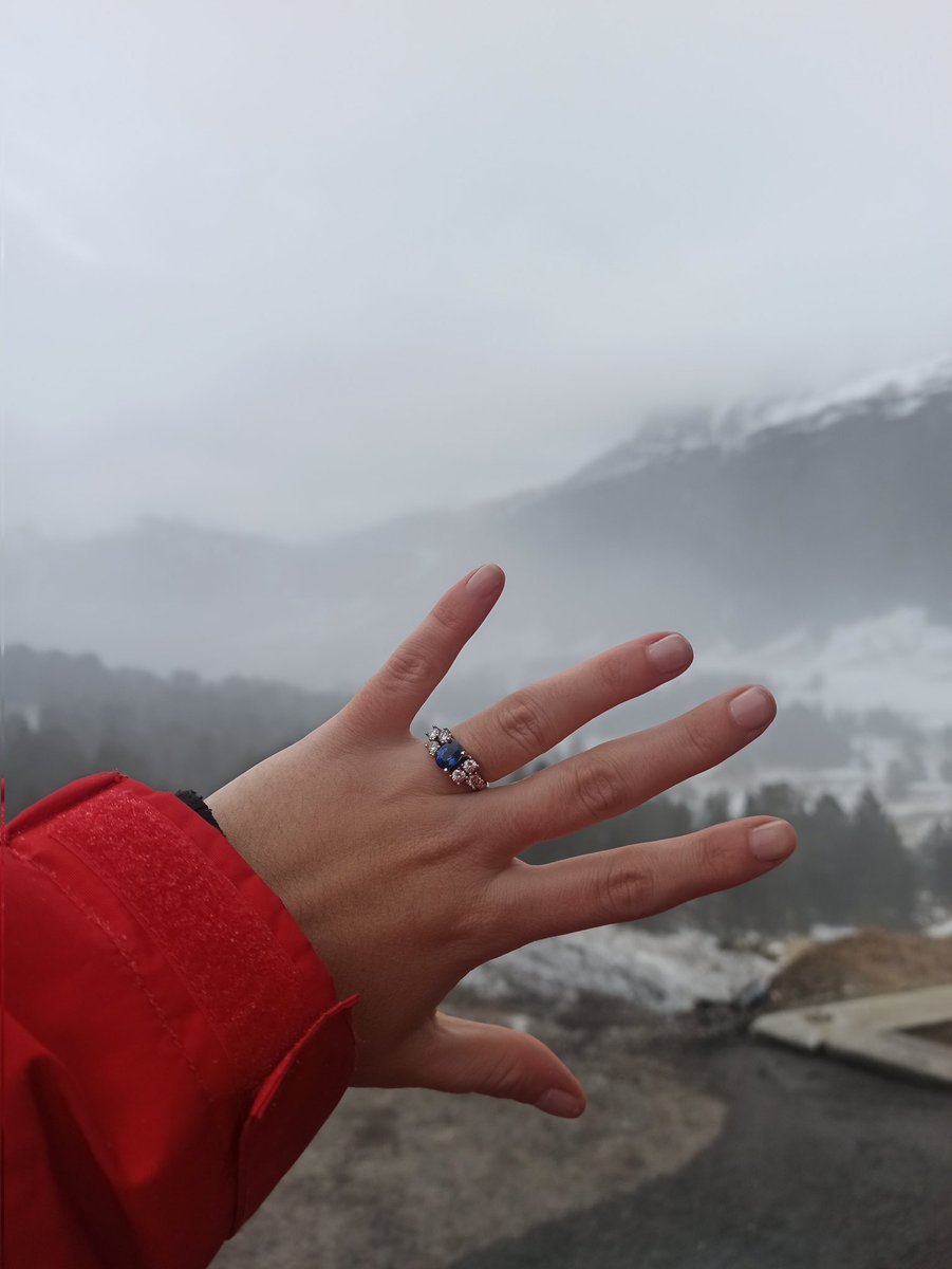 Por cierto, voy a fardar por aquí también del empezar este año siendo prometida del amor de mi vida. 

10 años juntos desde que me pediste casarte conmigo con un aro de cebolla en el burguer con 15 añitos entre  risas y ahora ... Con risas igualmente por los nervios, es real💍