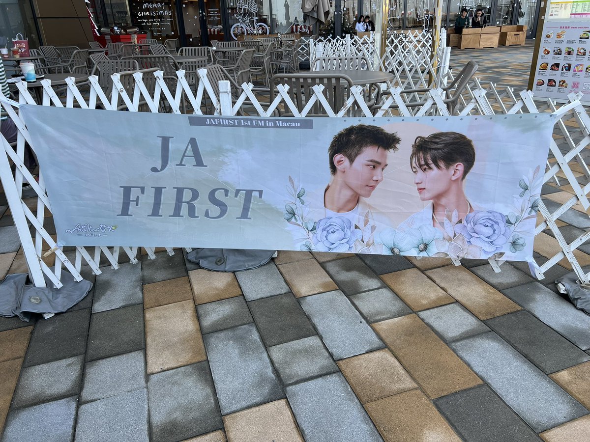 mArsIter_JF's tweet photo. 咖啡厅侧边还有横幅可以打卡哦💚🧡

#jafirst1stFMinMacau
#JaFirst 
#จาเฟริสท์ 
#TeddyJa 
#JaPhachara
#First_Chalongrat
#รักแรกของเฟริสท์ https://t.co/aR9gPO8G6j