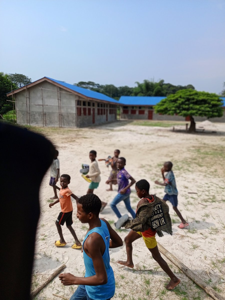 akamba_jean's tweet photo. Basoko a remercié le Président FATSHI BETON 20 pour sa vision du développement local des 145 territoires et l'a réélu massivement. EP Mokeke sur les photos en chefferie YAMANDUNDU bientôt opérationnelle. Aux ingénieurs de poursuivre la construction de l'hôpital de YALIMBONGO. https://t.co/1H8Dw6G30L