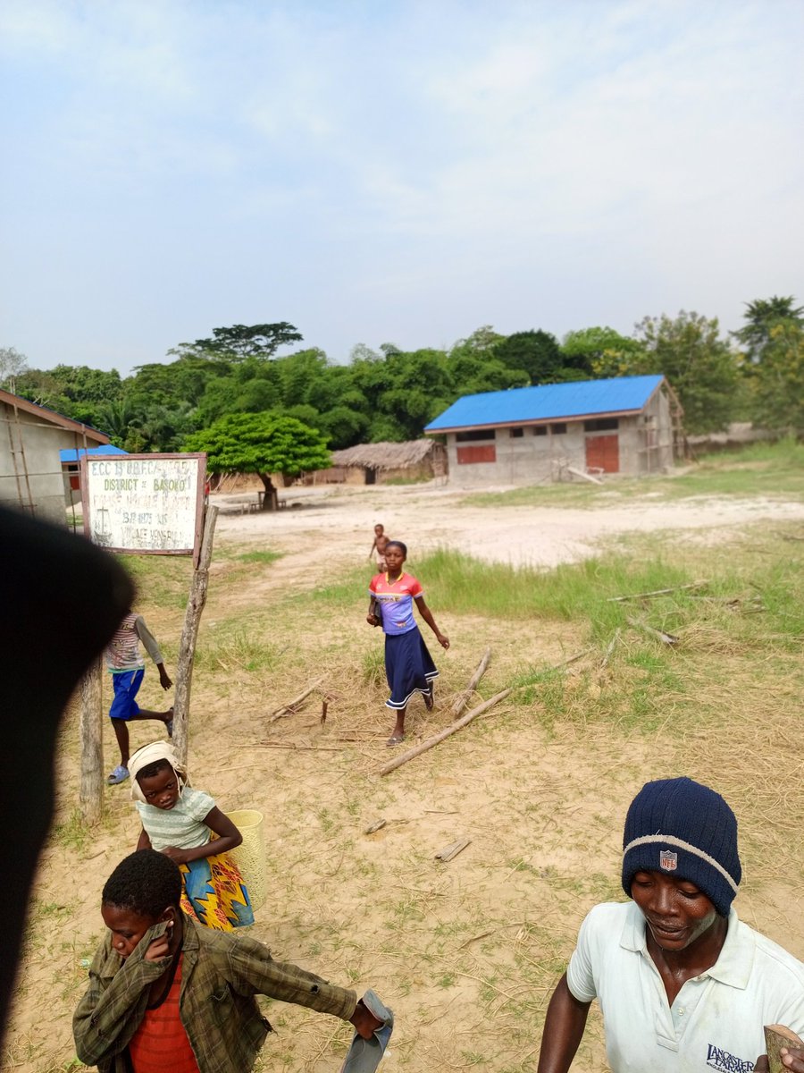 akamba_jean's tweet photo. Basoko a remercié le Président FATSHI BETON 20 pour sa vision du développement local des 145 territoires et l'a réélu massivement. EP Mokeke sur les photos en chefferie YAMANDUNDU bientôt opérationnelle. Aux ingénieurs de poursuivre la construction de l'hôpital de YALIMBONGO. https://t.co/1H8Dw6G30L
