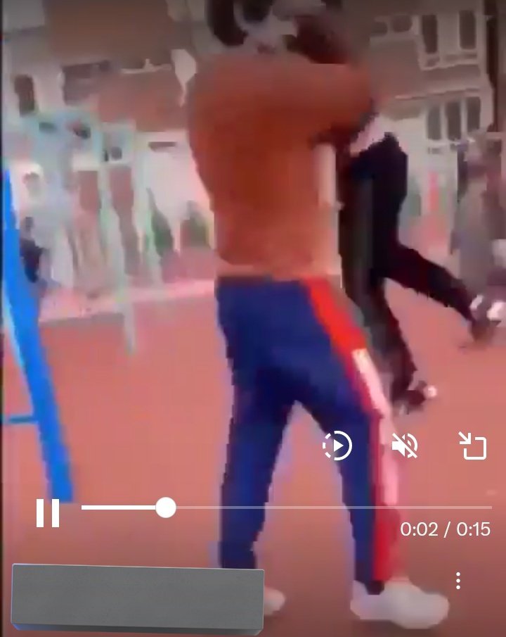 Se ha viralizado el vídeo de un hombre agrediendo brutalmente a un niño de 13 años en un parque.

El hombre coge del pecho al menor, lo eleva y lo lanza fuertemente contra el suelo, dejando al niño inconsciente tirado mientras va a buscar a su hijastro de 7/8 para+